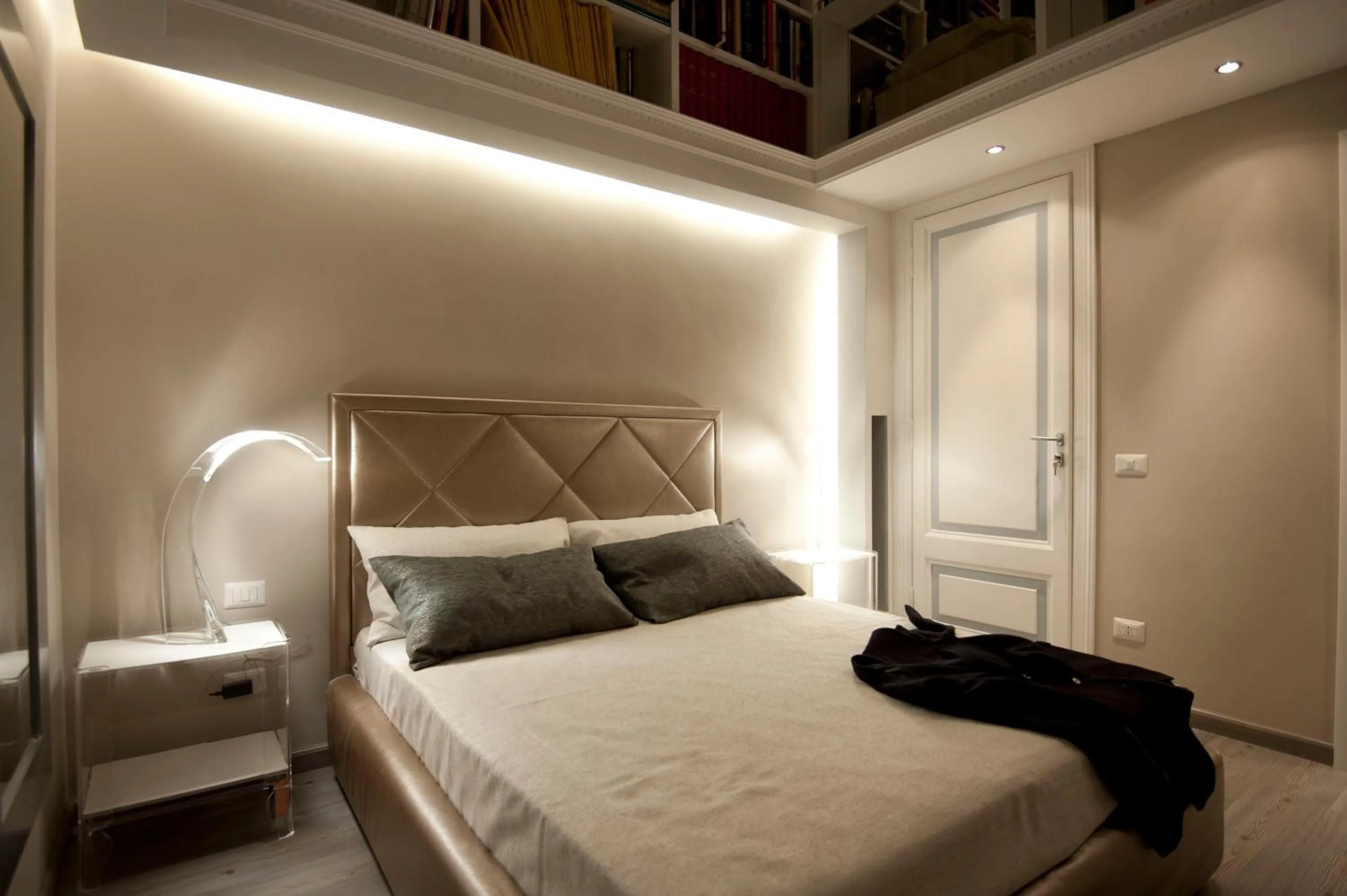 Bedroom, Bed in Luxury on the River