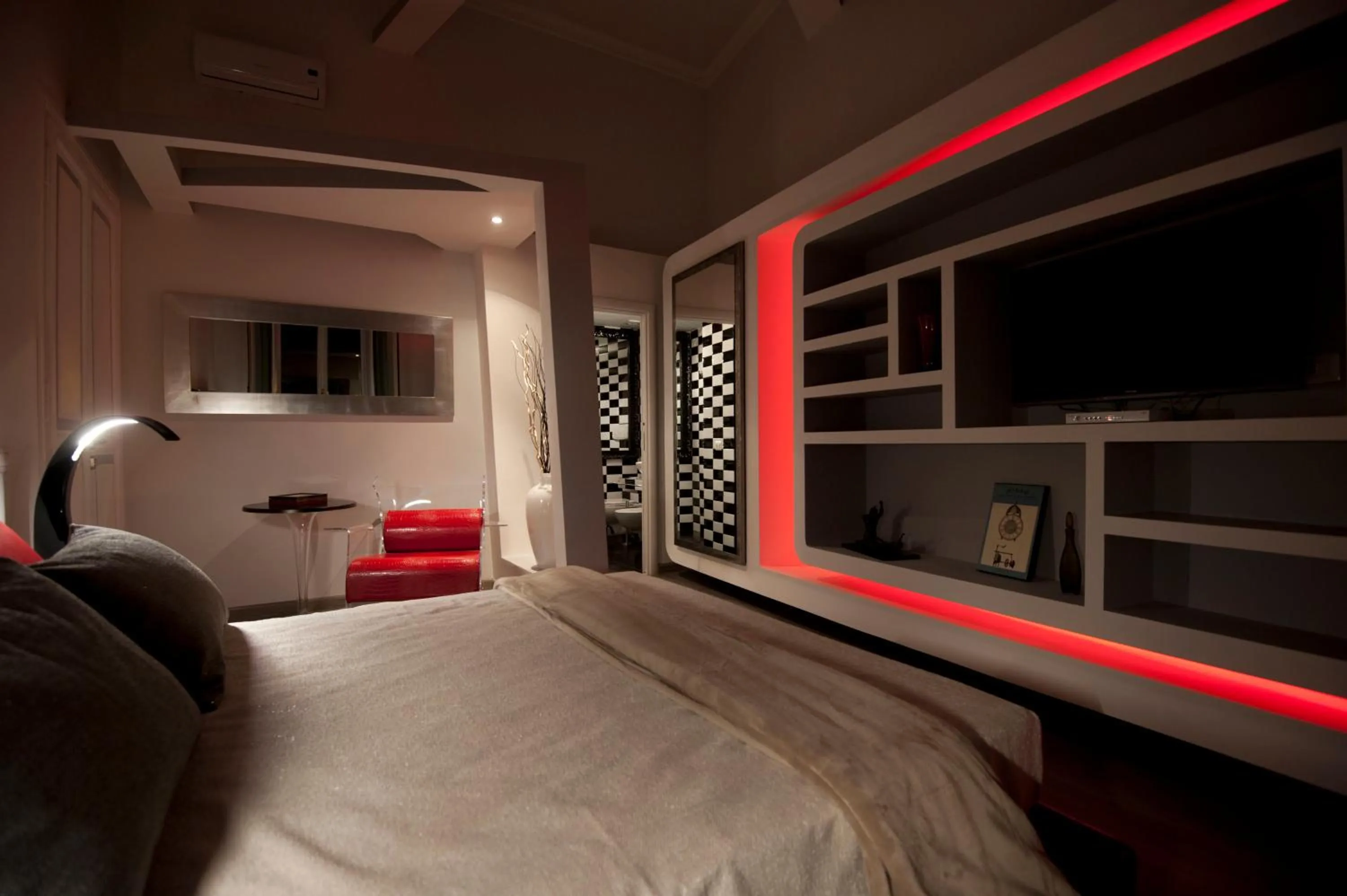 Bedroom, Bed in Luxury on the River