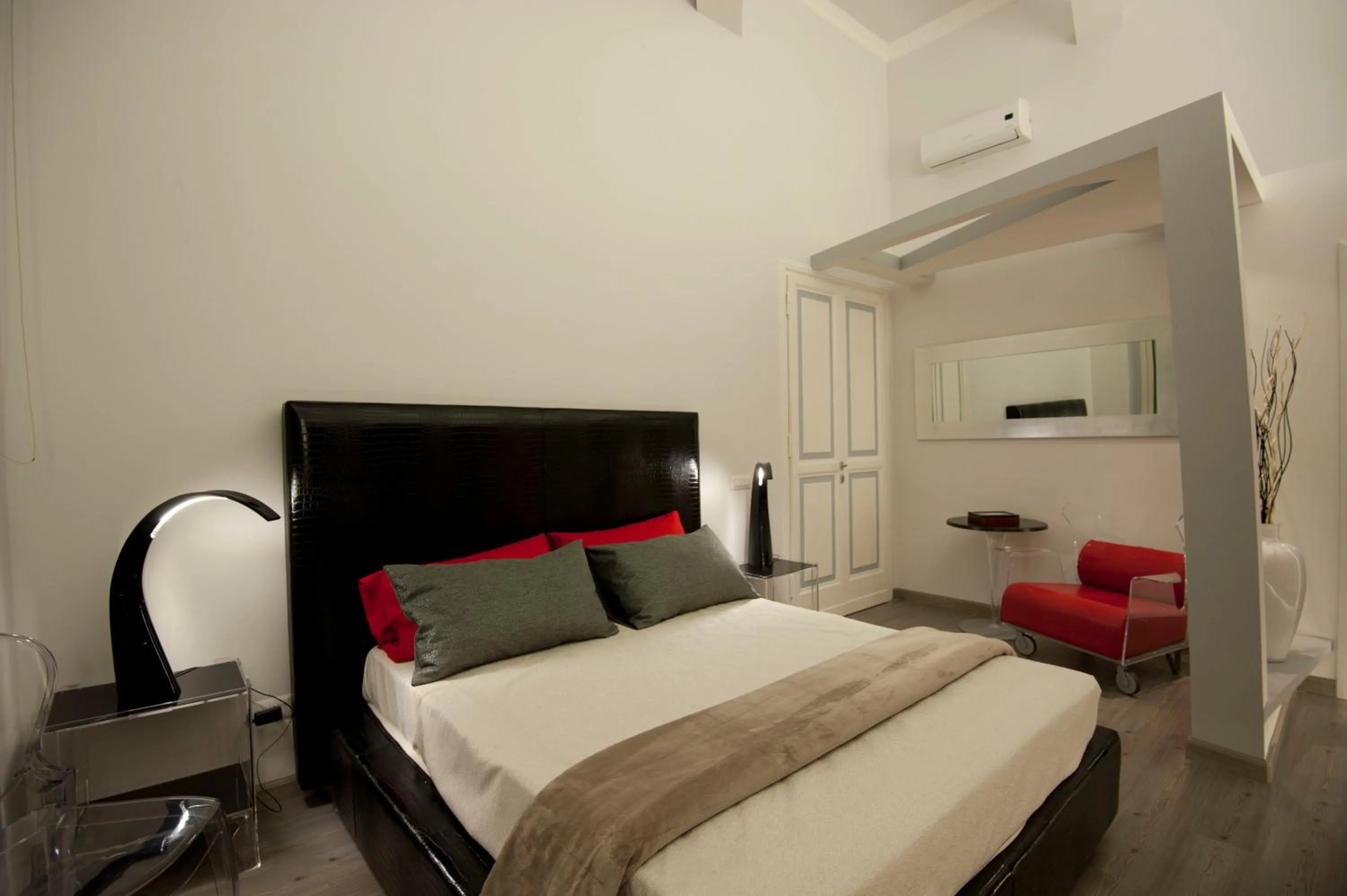 Bedroom, Bed in Luxury on the River