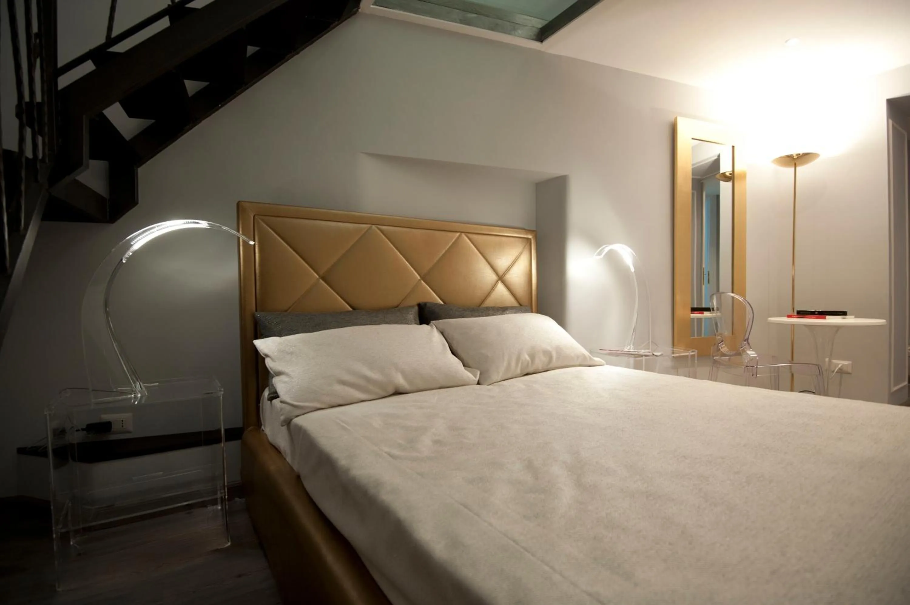 Bedroom, Bed in Luxury on the River