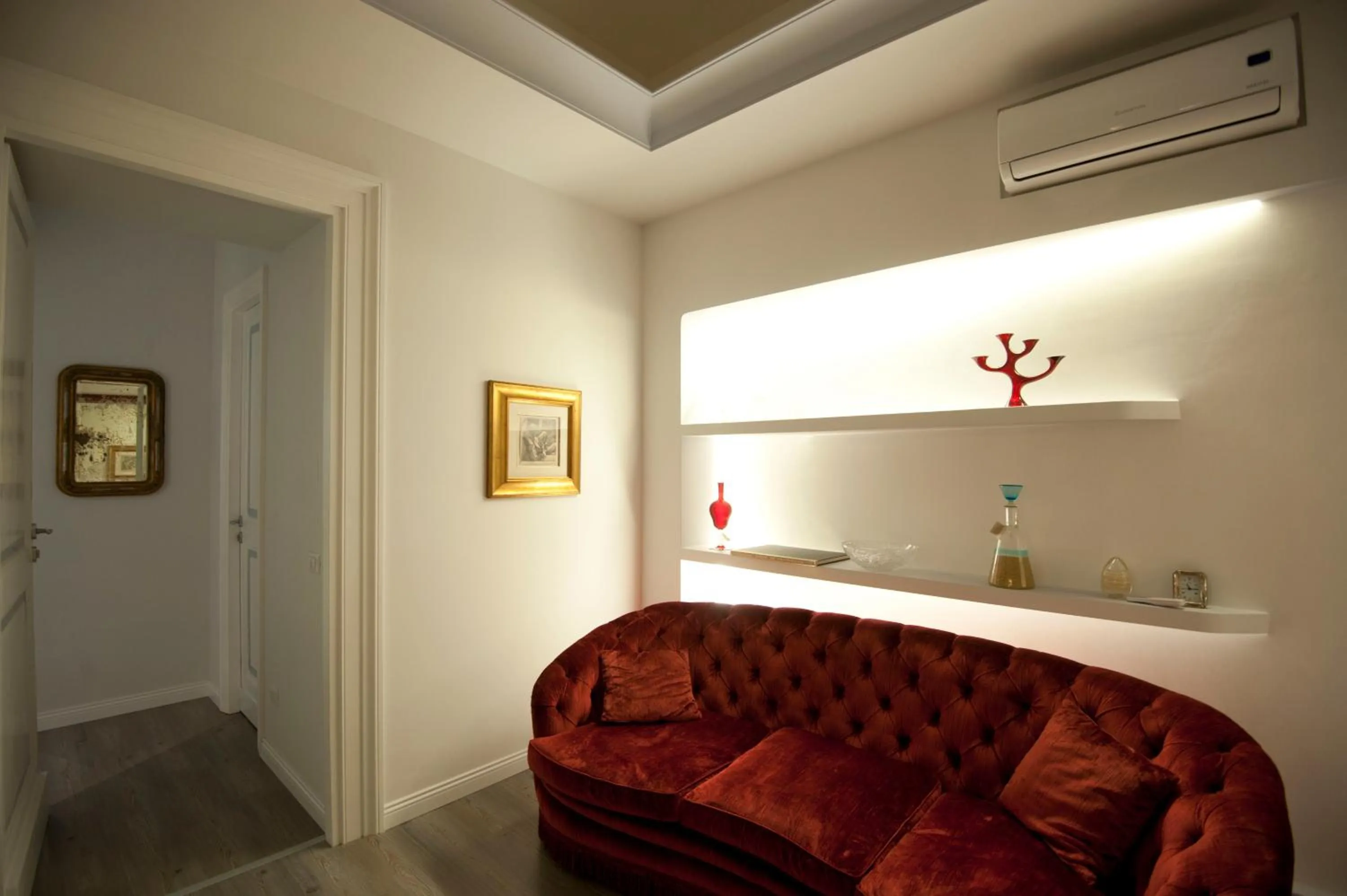 Communal lounge/ TV room, Bed in Luxury on the River