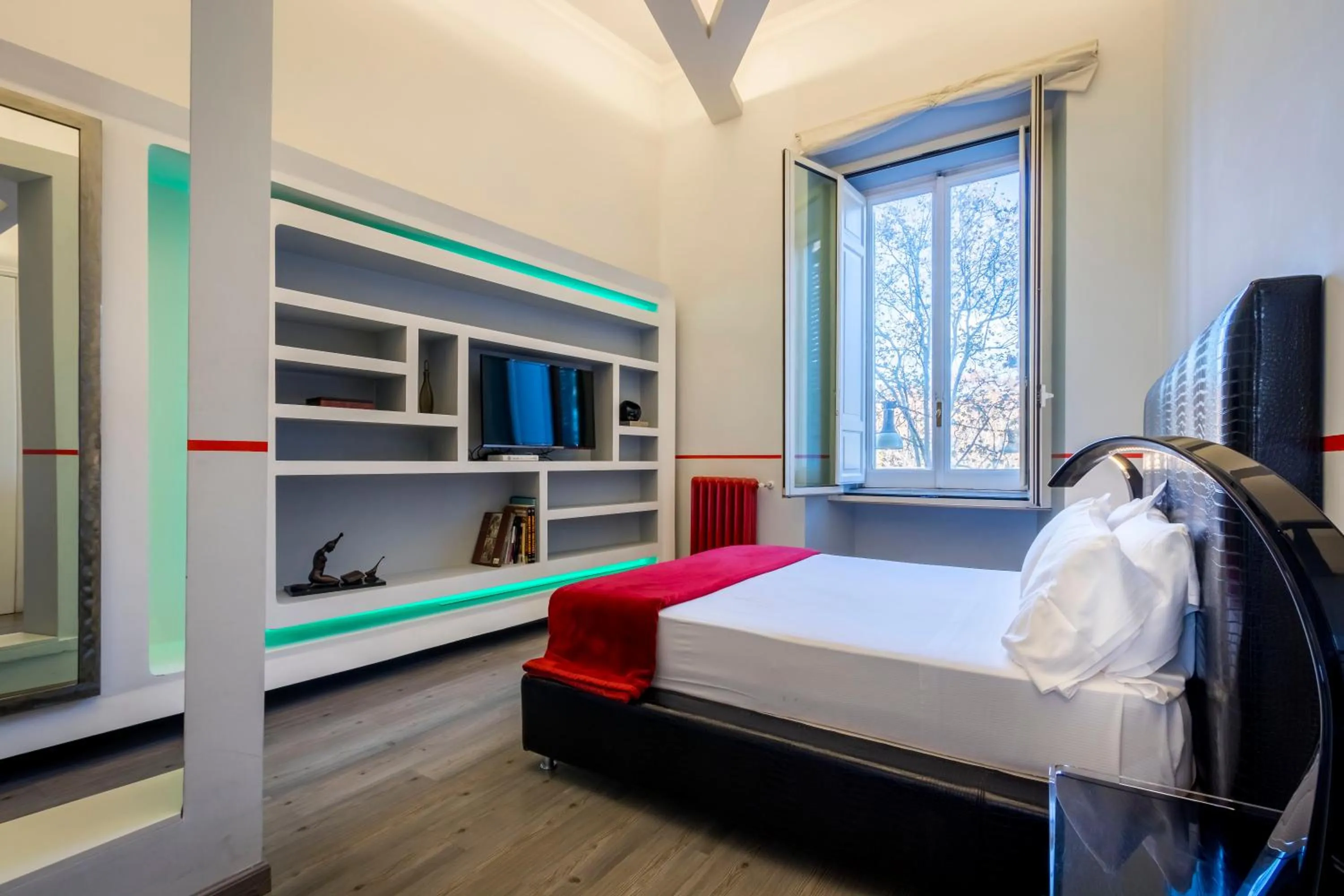 Photo of the whole room, Bed in Luxury on the River