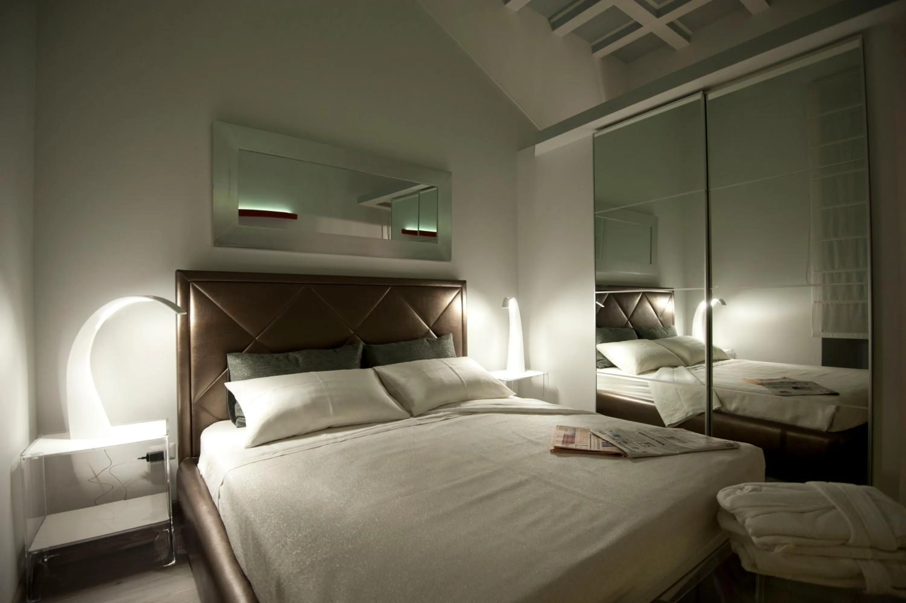 Bedroom, Bed in Luxury on the River