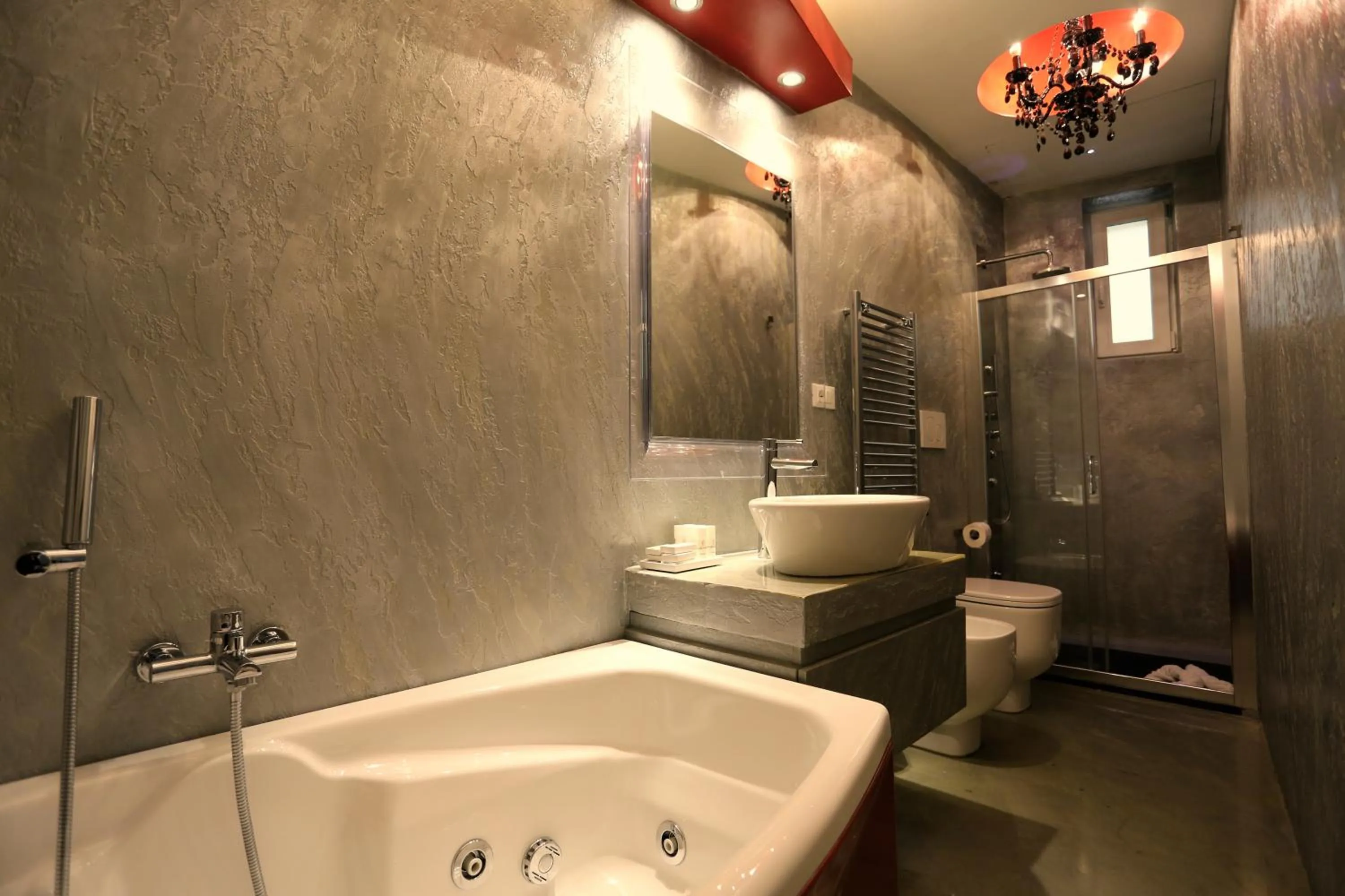 Hot Tub in Luxury on the River