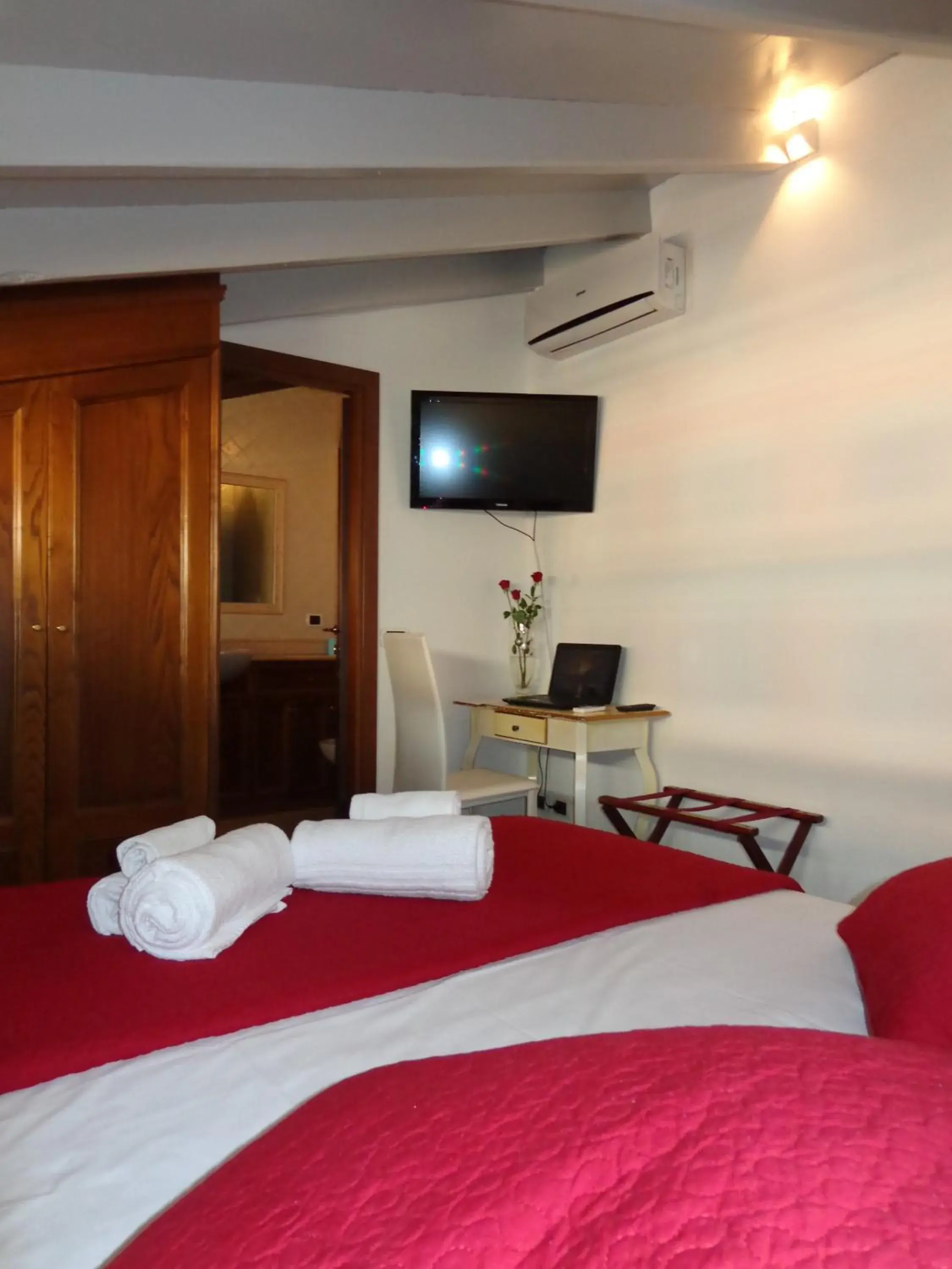 Superior Double Room - Attic in Borgo Pio 91 Superior Double Room - Attic in Borgo Pio 91