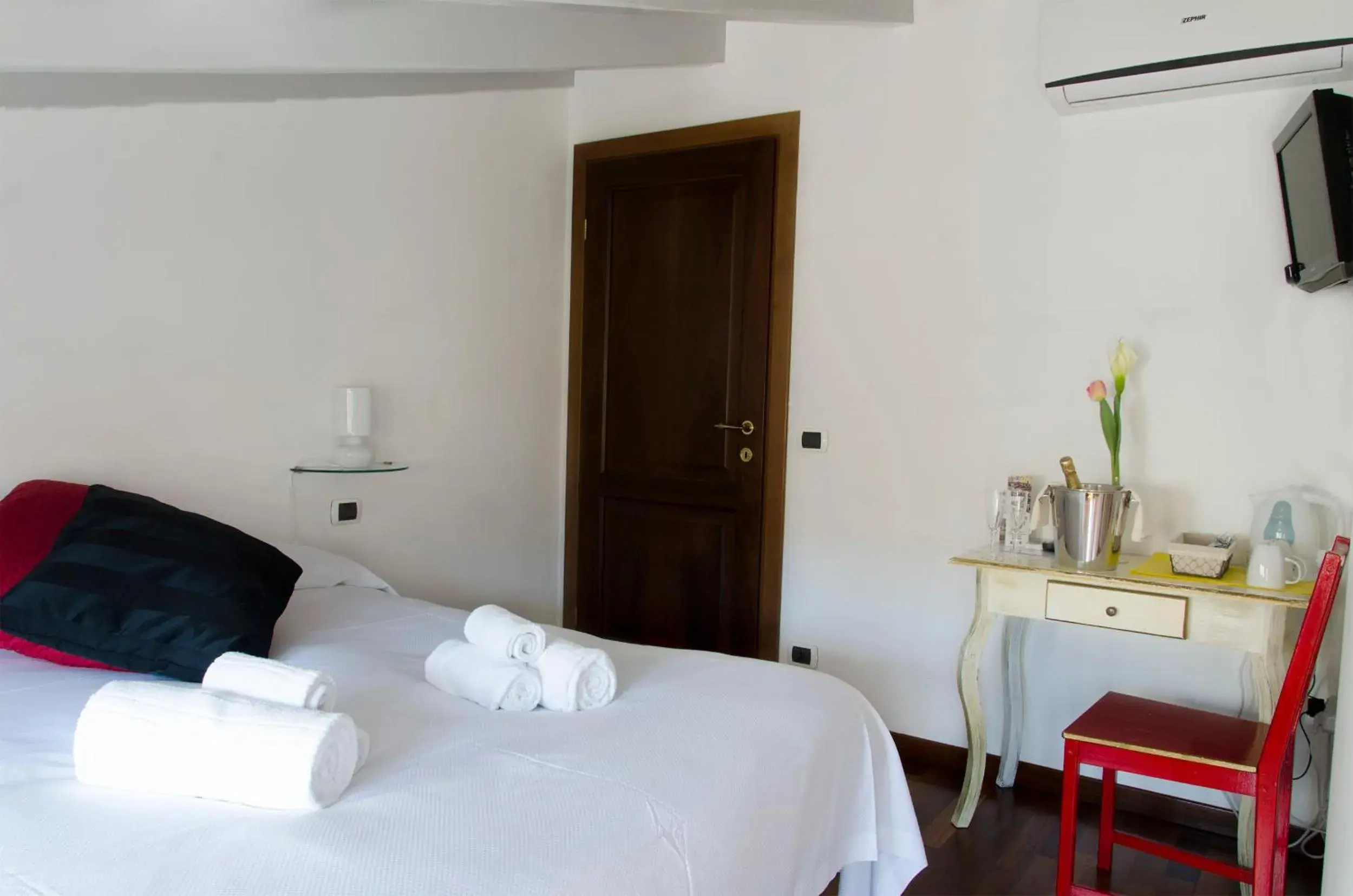 Double Room - Attic in Borgo Pio 91 Double Room - Attic in Borgo Pio 91