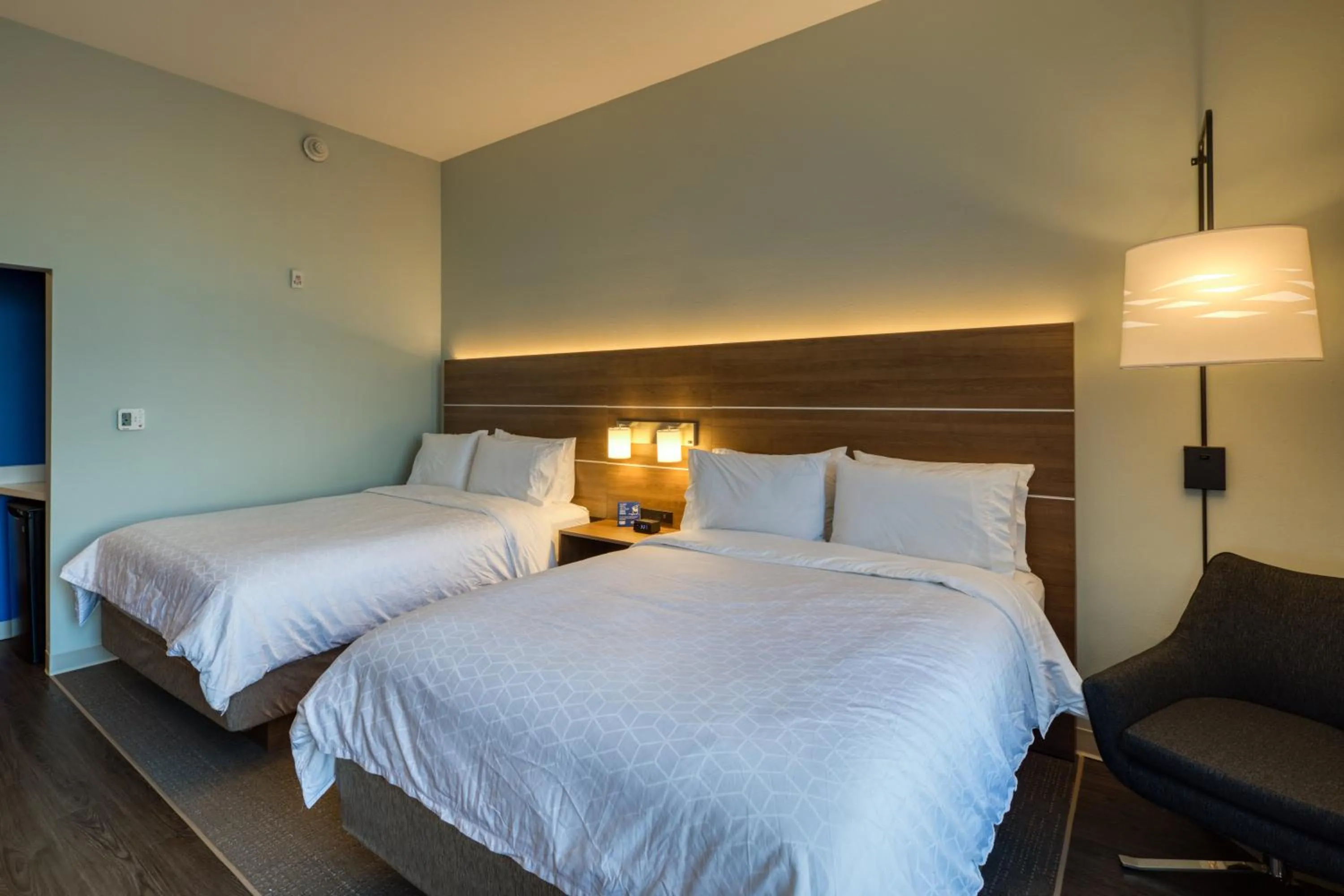 Photo of the whole room, Bed in Holiday Inn Express & Suites - Charlotte - South End by IHG