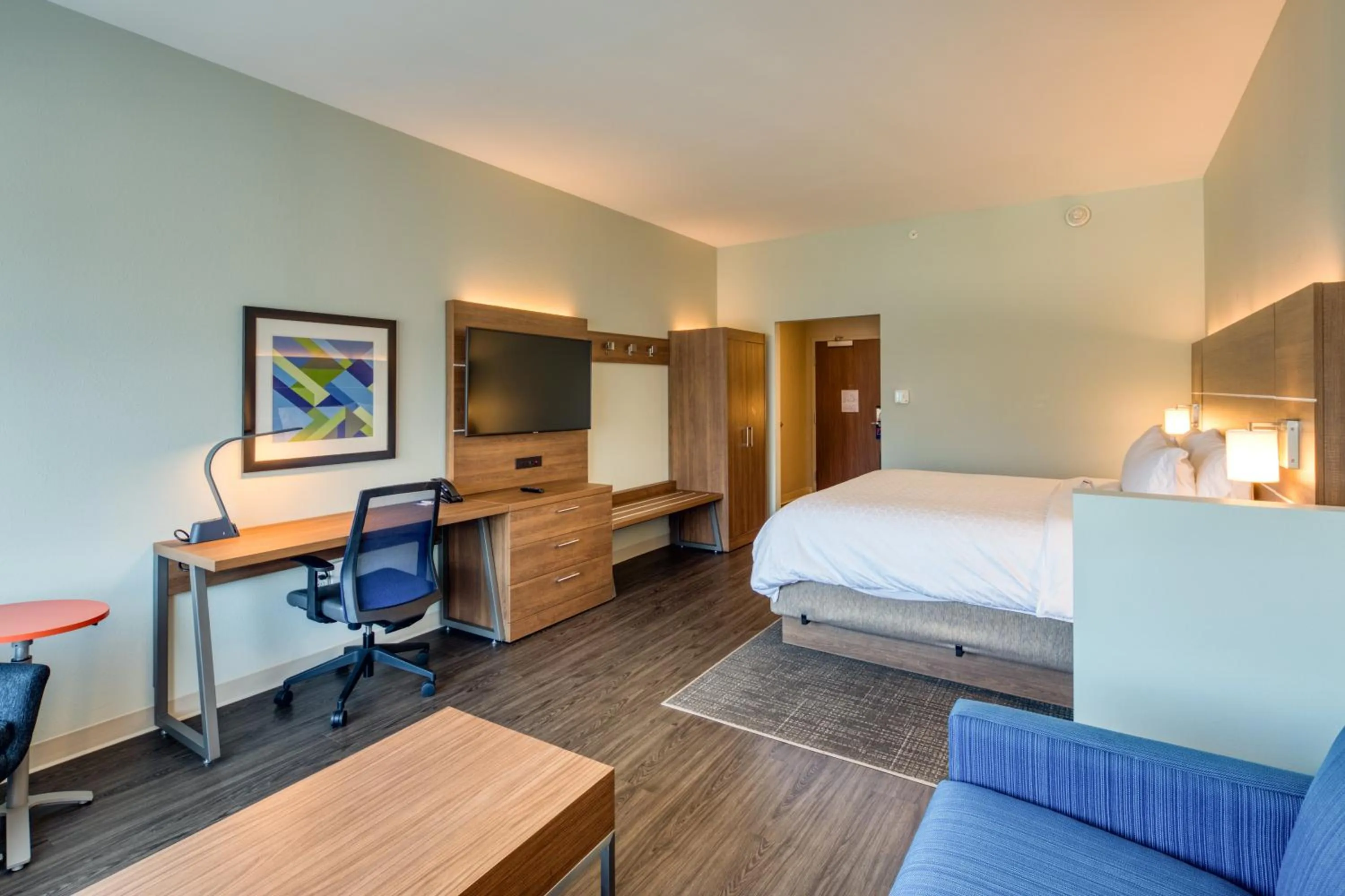 Photo of the whole room, Bed in Holiday Inn Express & Suites - Charlotte - South End by IHG