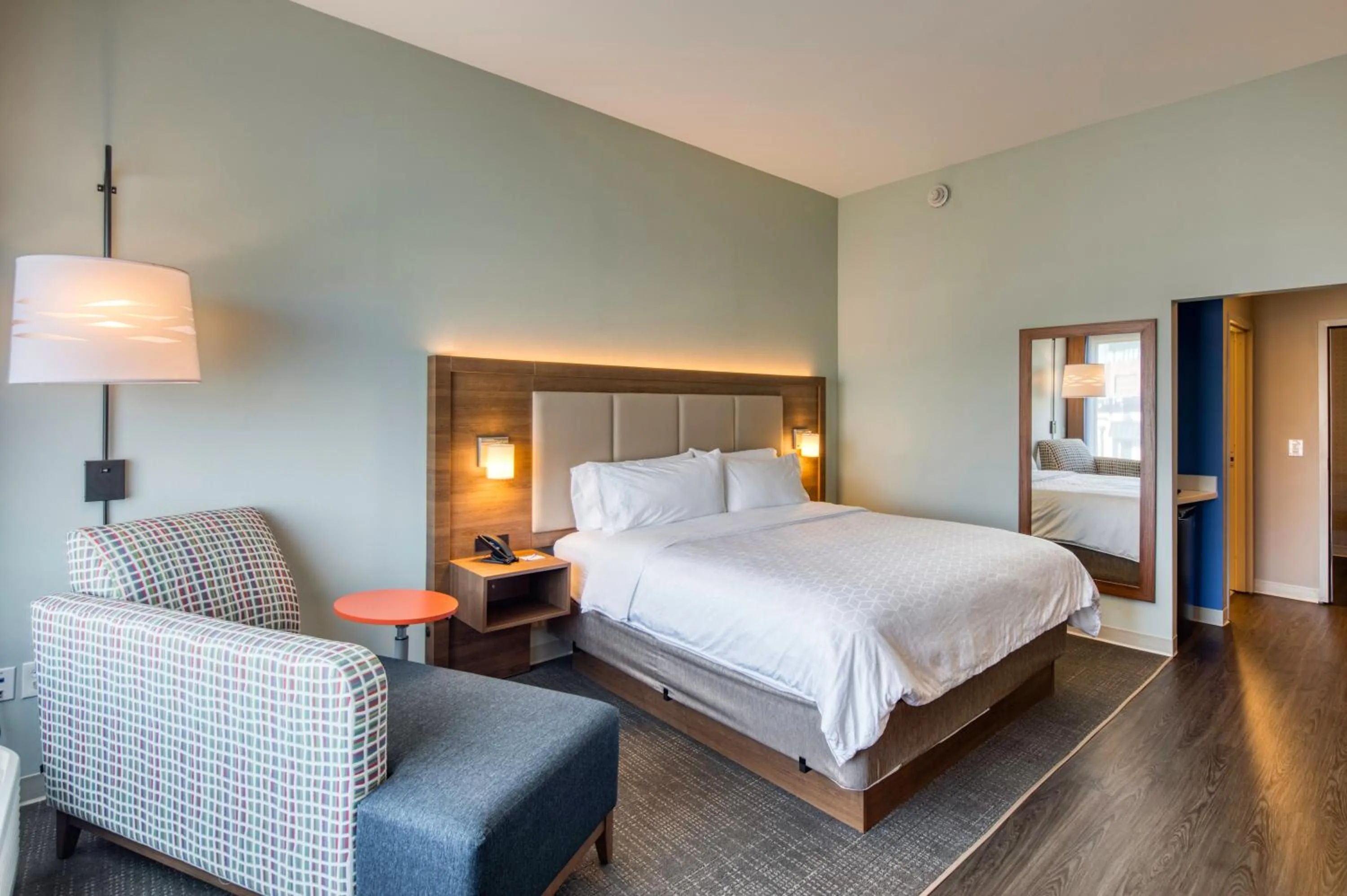 Photo of the whole room, Bed in Holiday Inn Express & Suites - Charlotte - South End by IHG