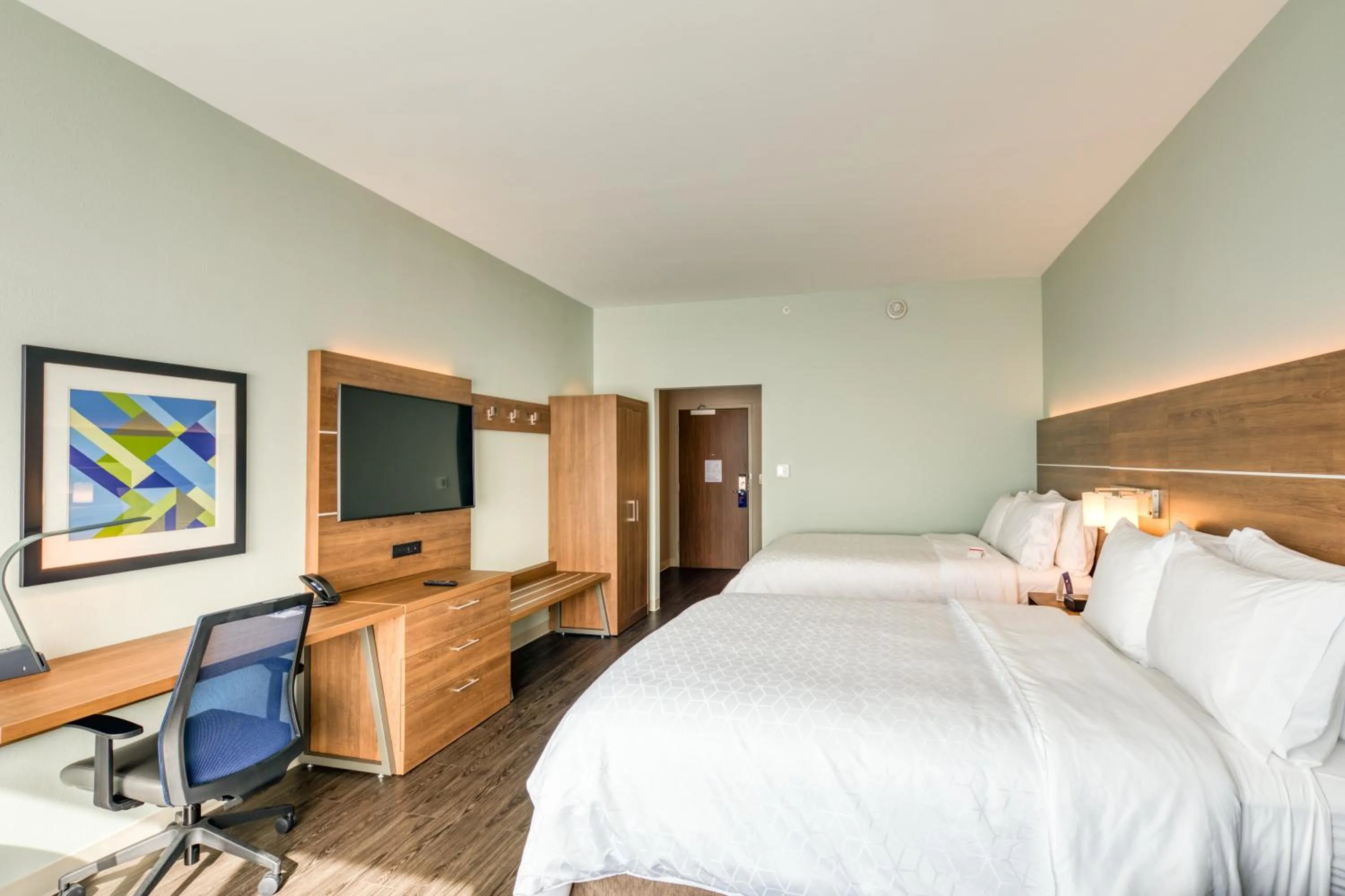 Photo of the whole room, Bed in Holiday Inn Express & Suites - Charlotte - South End by IHG