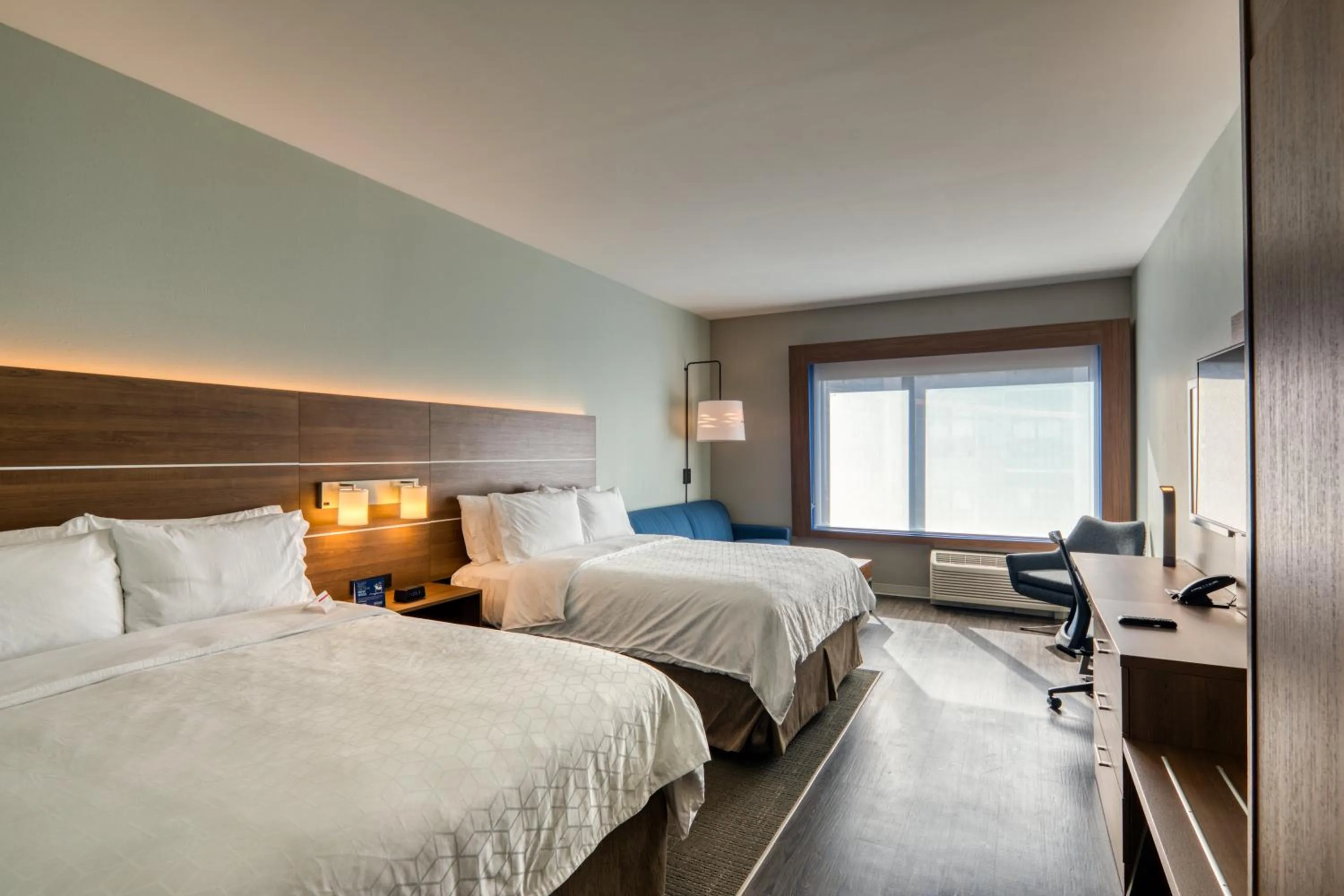 Photo of the whole room, Bed in Holiday Inn Express & Suites - Charlotte - South End by IHG