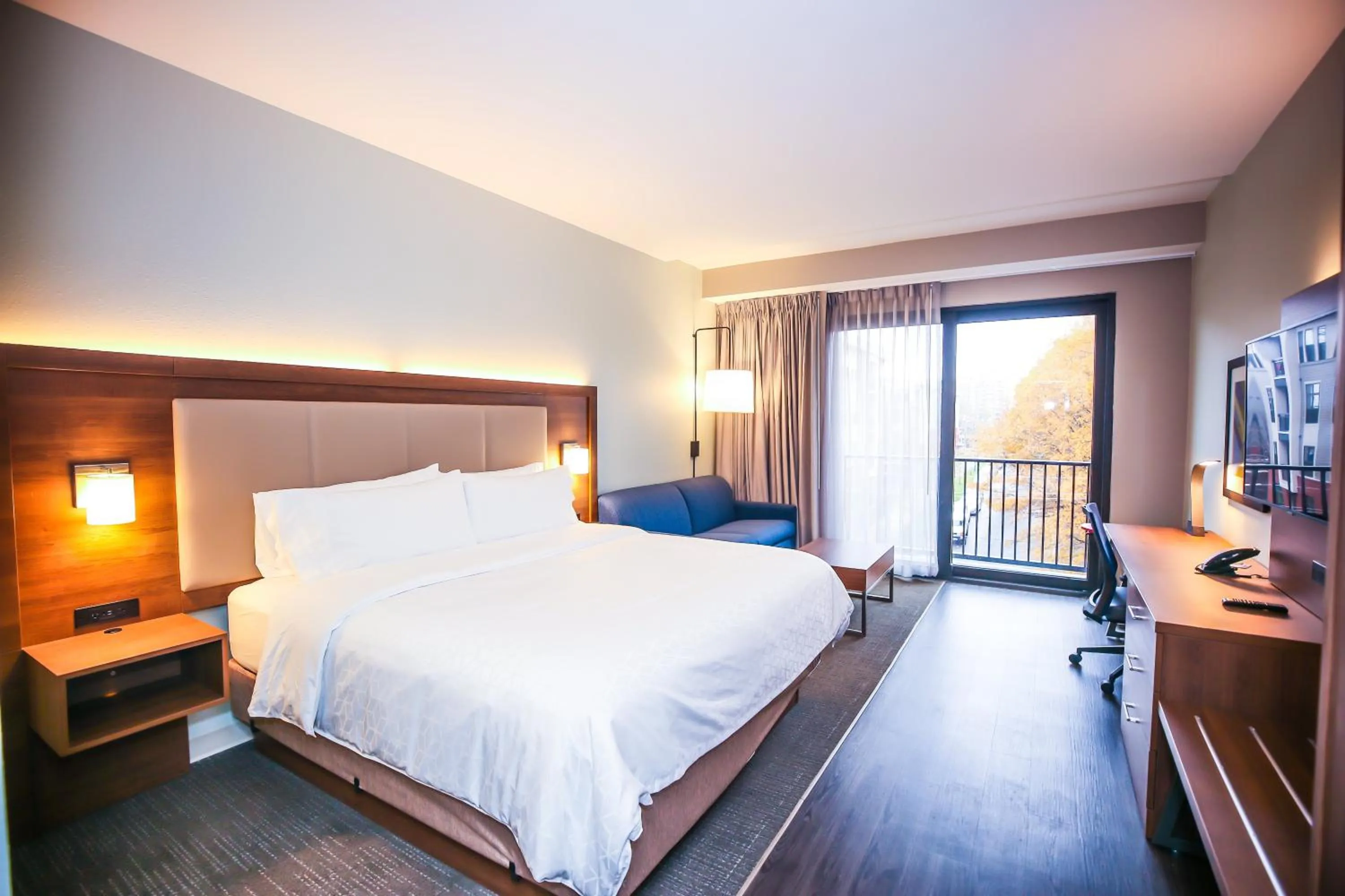 Photo of the whole room, Bed in Holiday Inn Express & Suites - Charlotte - South End by IHG