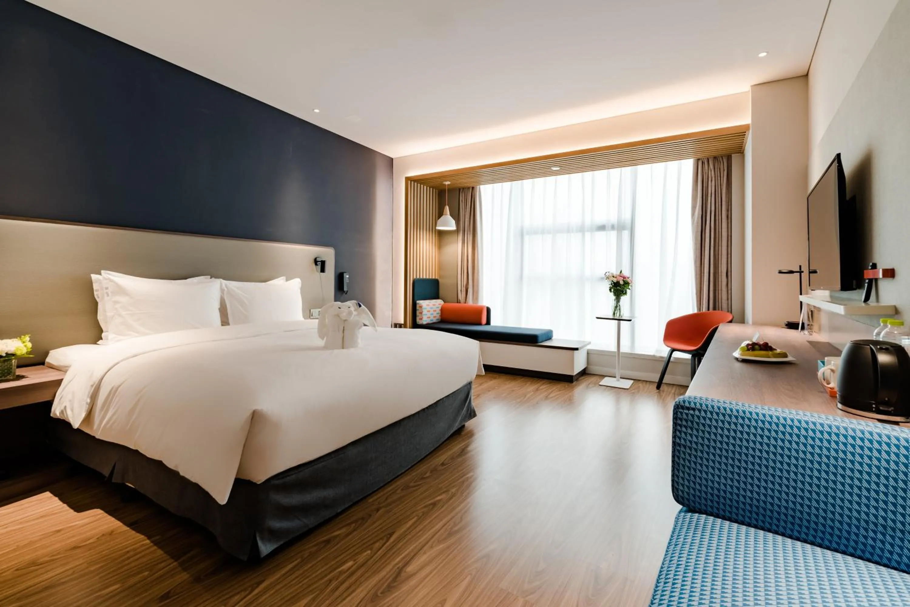 Photo of the whole room, Bed in Holiday Inn Express Taian City Center by IHG
