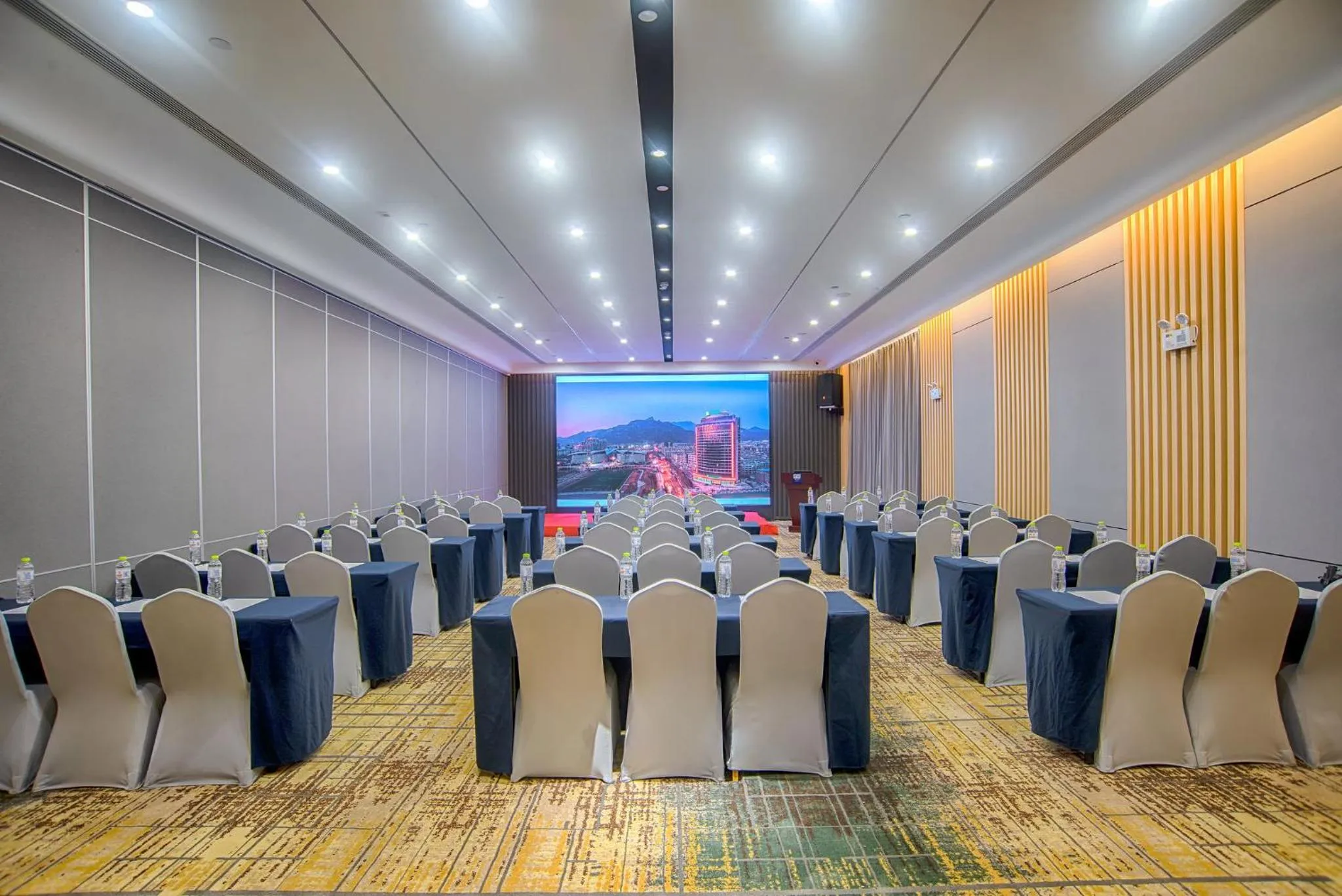 Meeting/conference room in Holiday Inn Express Taian City Center by IHG