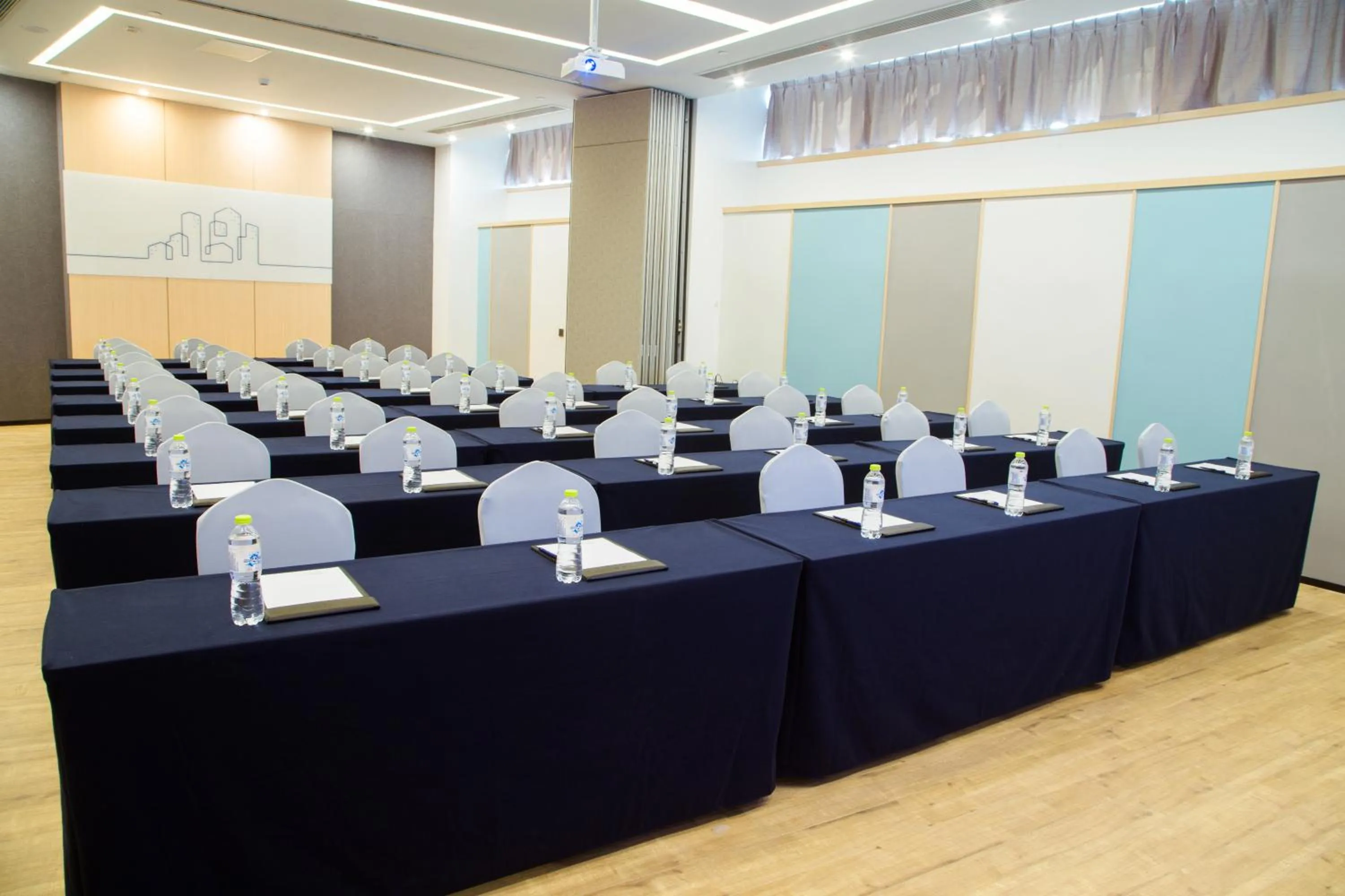 Meeting/conference room in Holiday Inn Express Taian City Center by IHG