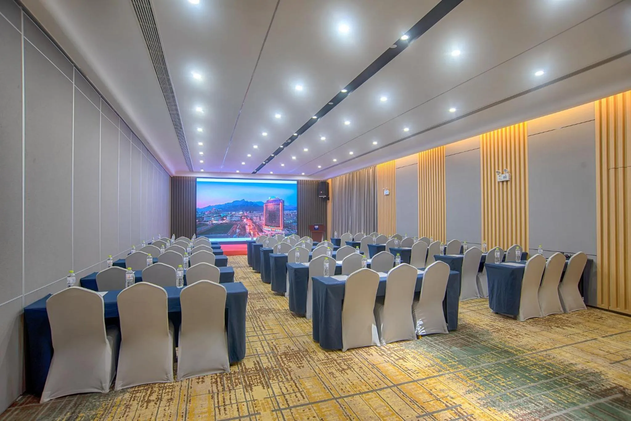 Meeting/conference room in Holiday Inn Express Taian City Center by IHG