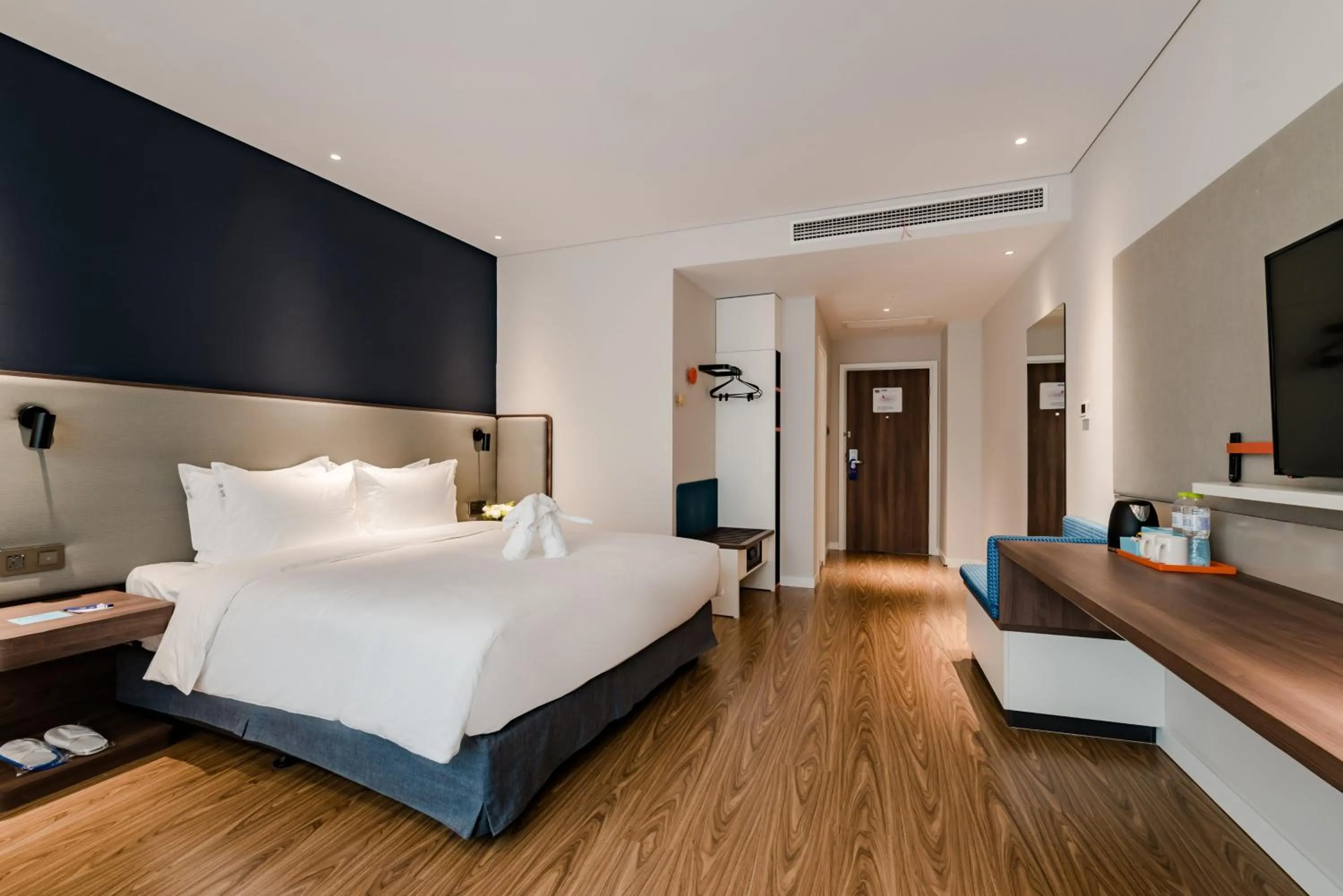 Photo of the whole room, Bed in Holiday Inn Express Taian City Center by IHG