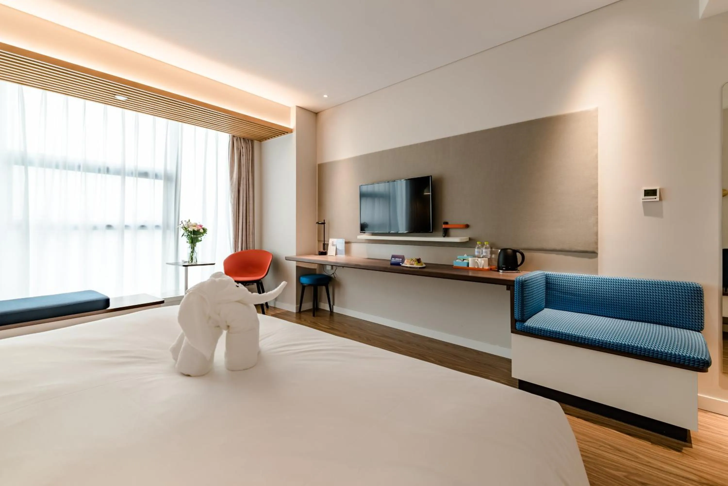 Photo of the whole room, Bed in Holiday Inn Express Taian City Center by IHG