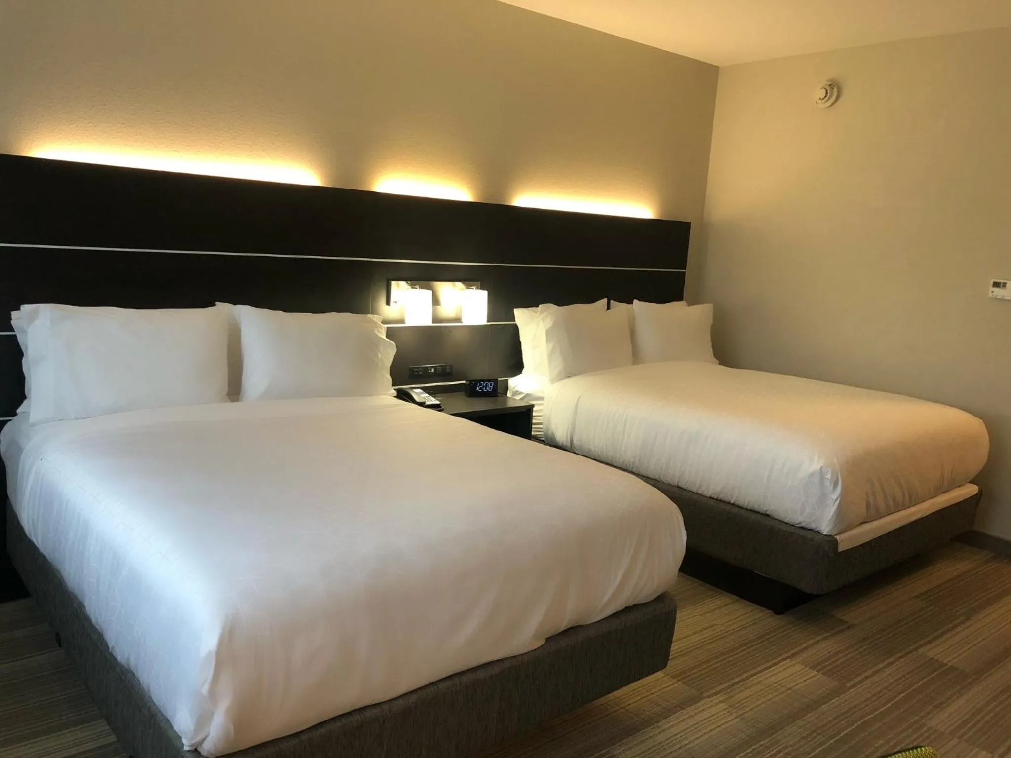 Photo of the whole room, Bed in Holiday Inn Express & Suites Warrensburg North by IHG