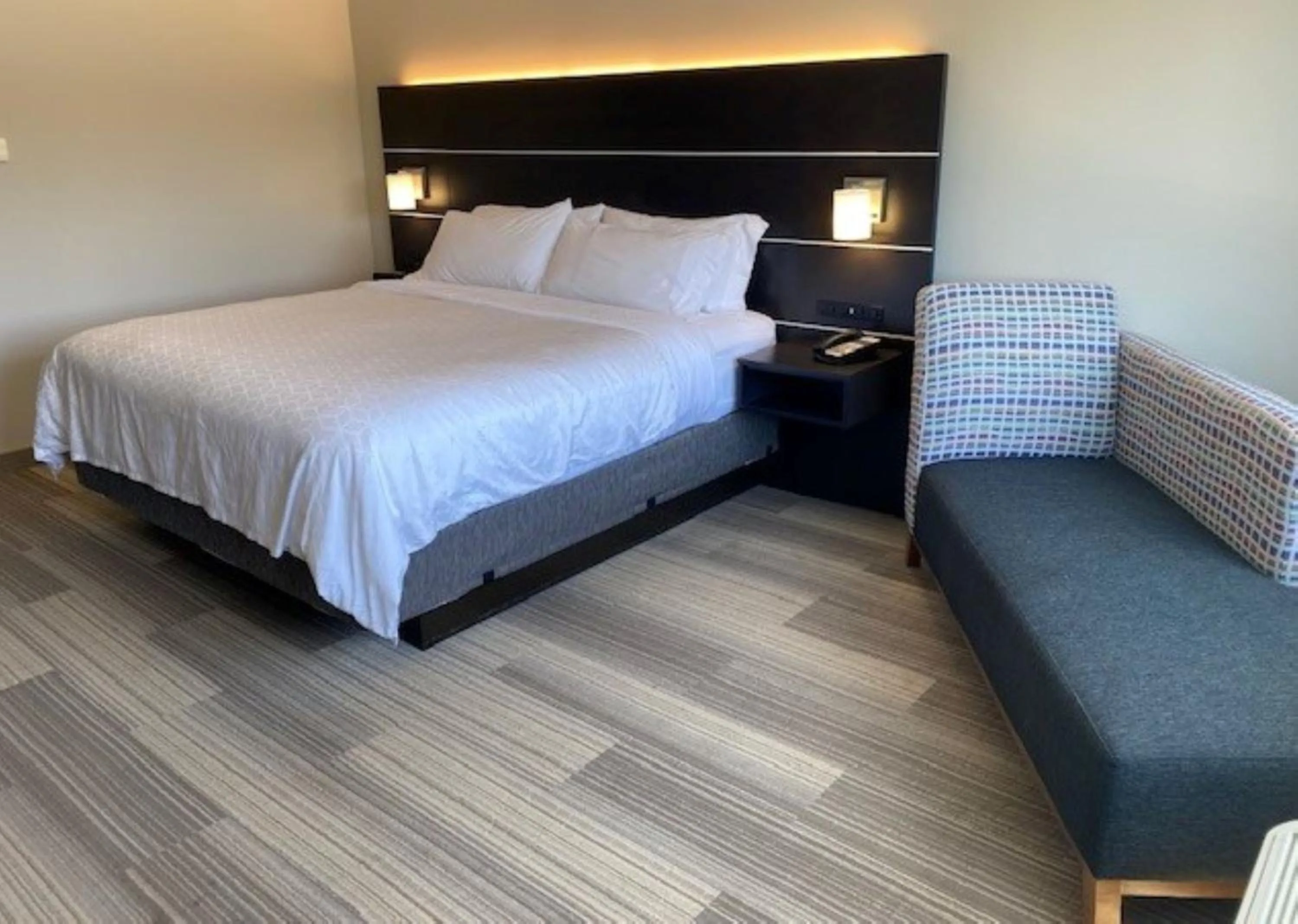 Photo of the whole room, Bed in Holiday Inn Express & Suites Warrensburg North by IHG