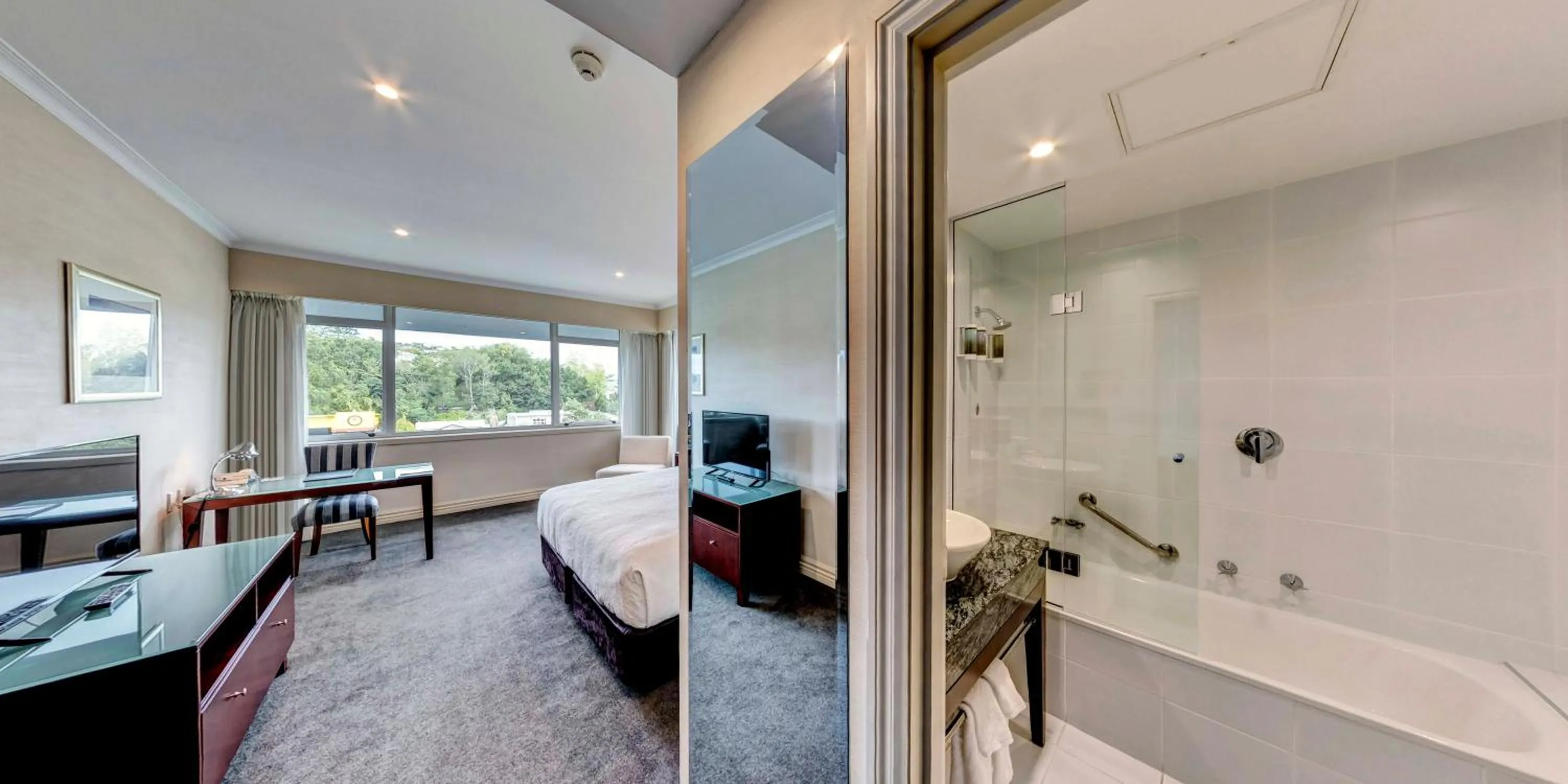 Bathroom, Bed in Rutherford Hotel Nelson - A Heritage Hotel