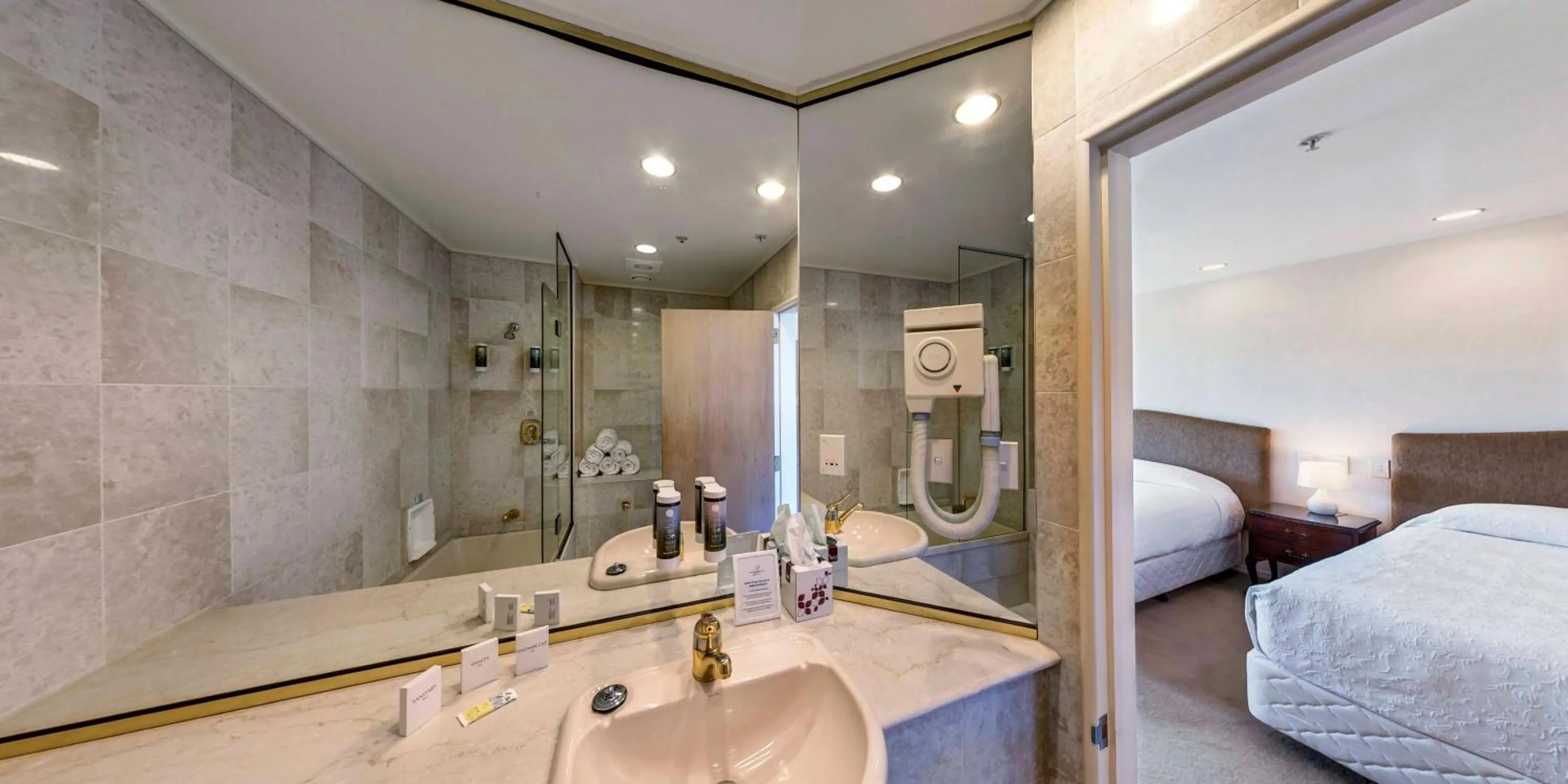 Shower, Bed in Rutherford Hotel Nelson - A Heritage Hotel