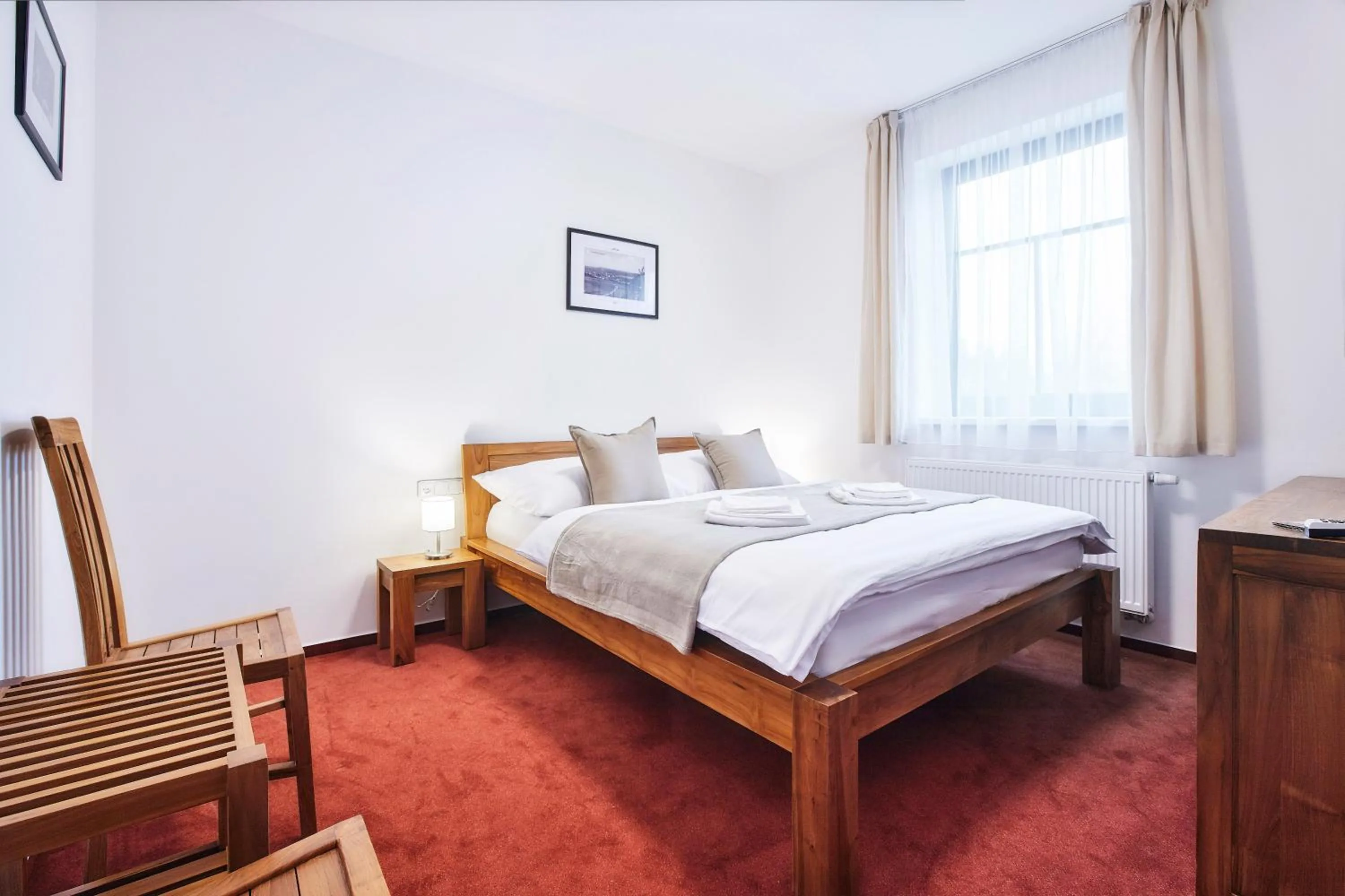 King Room with Roll-In Shower - single occupancy - Disability Access in Penzion Al Capone Mníšek