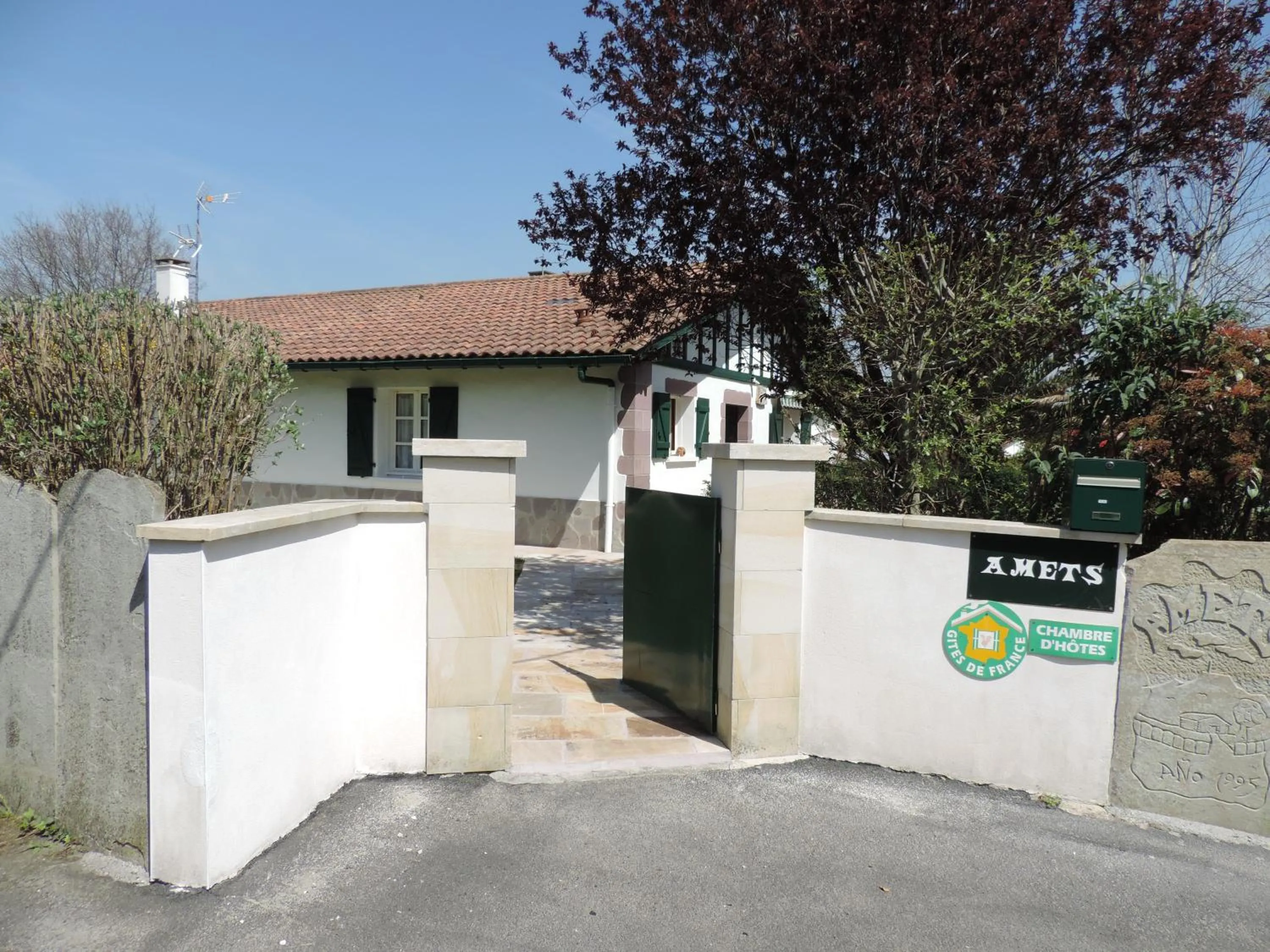 Facade/entrance in chambres d'hôtes Amets