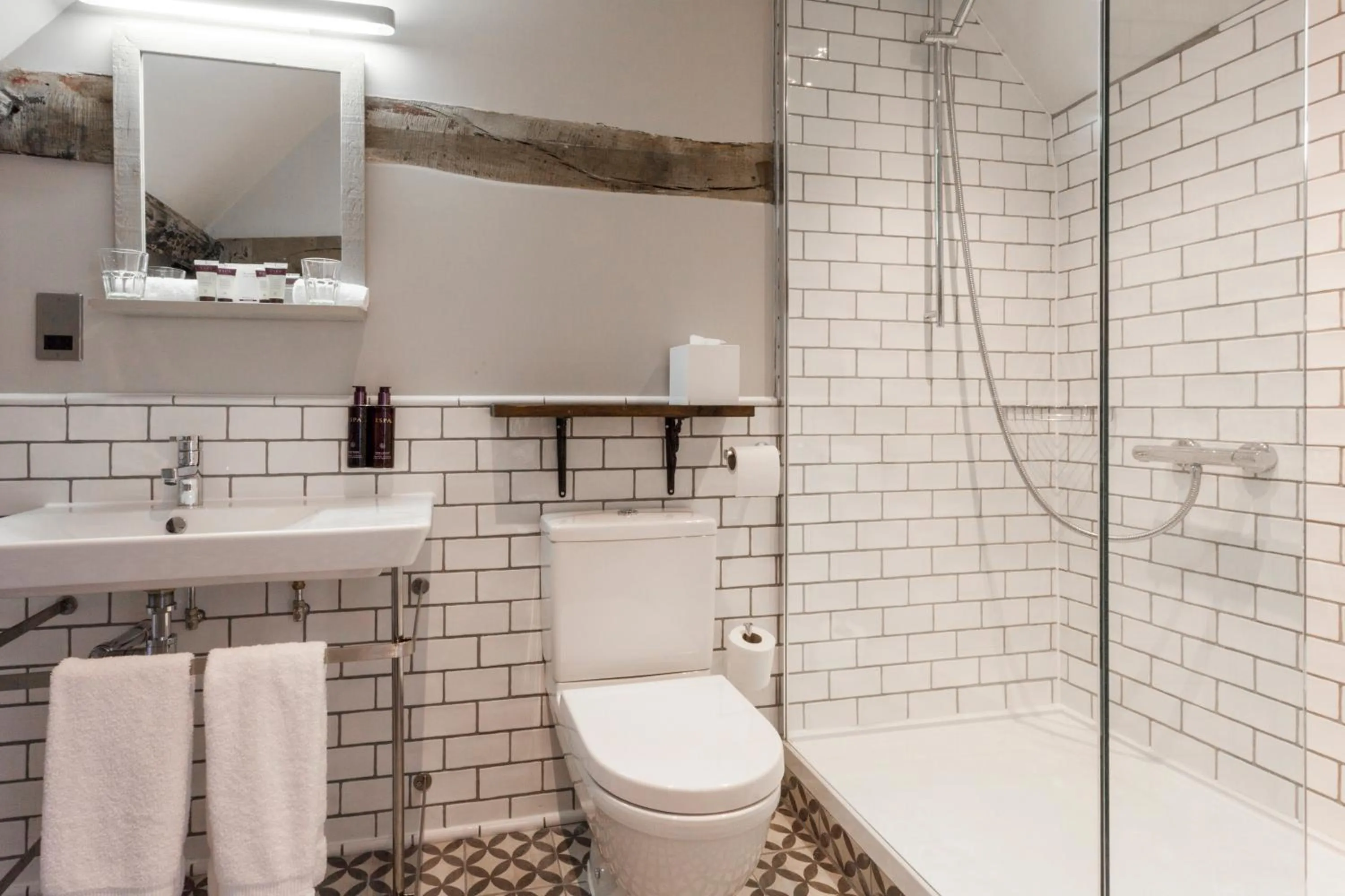 Shower in The Wellington Arms - Basingstoke-Reading