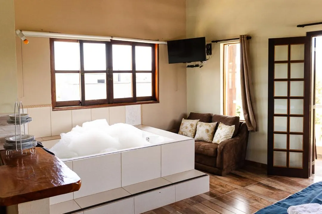 Hot Tub, Bed in Pousada Chalés São Francisco