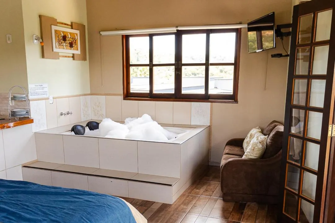 Hot Tub, Bed in Pousada Chalés São Francisco