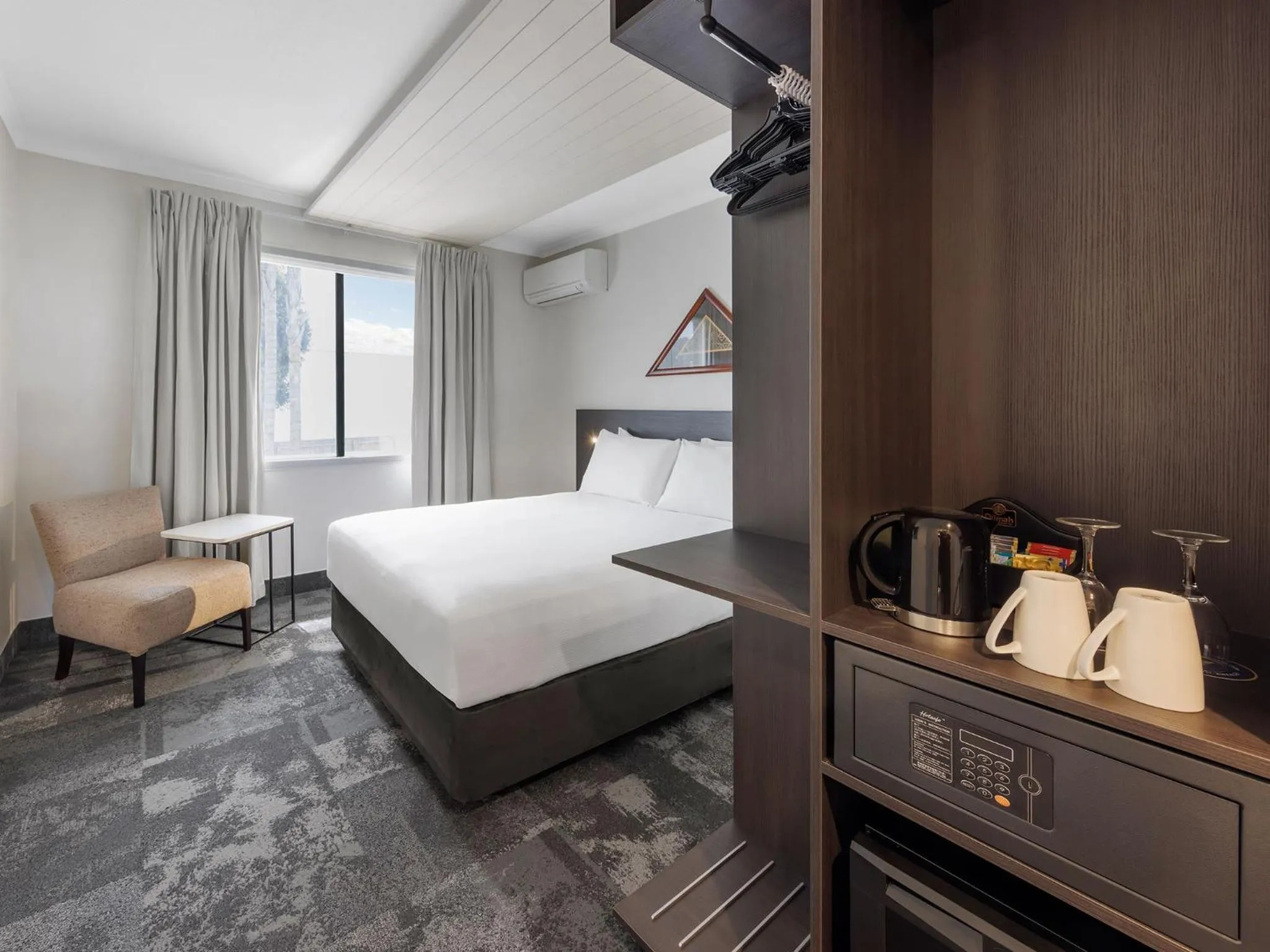 Bed in JetPark Auckland Airport Hotel