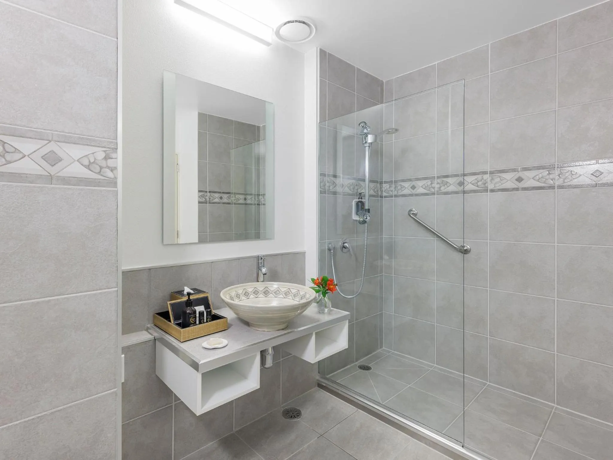 Shower in JetPark Auckland Airport Hotel