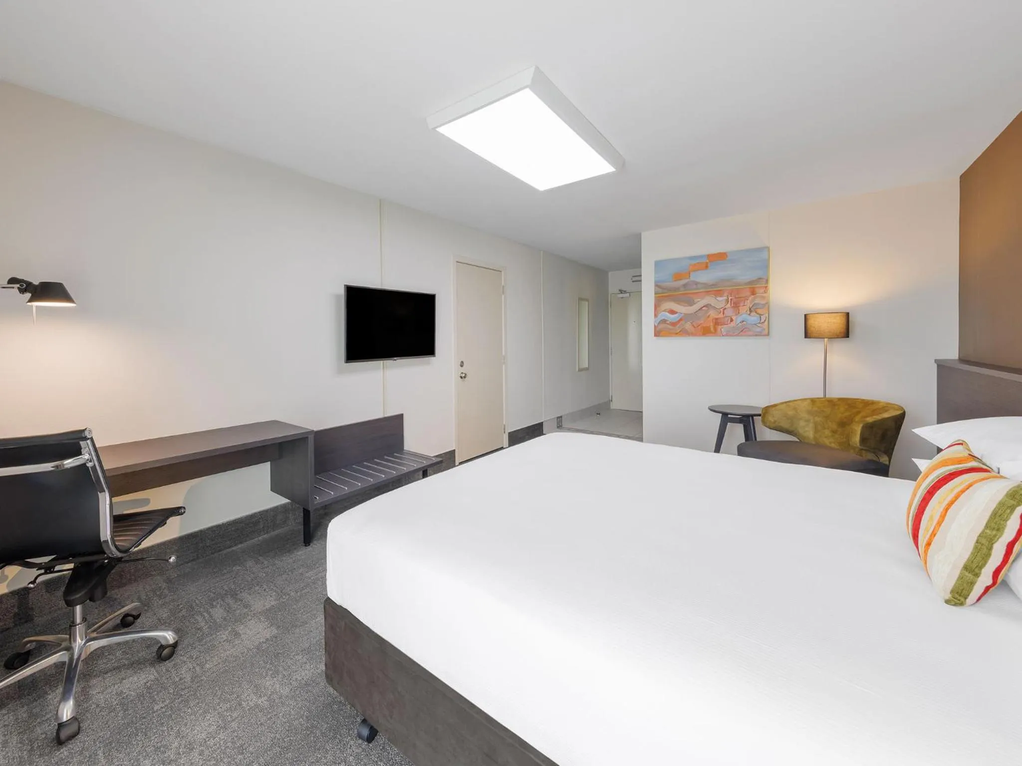 Bed in JetPark Auckland Airport Hotel