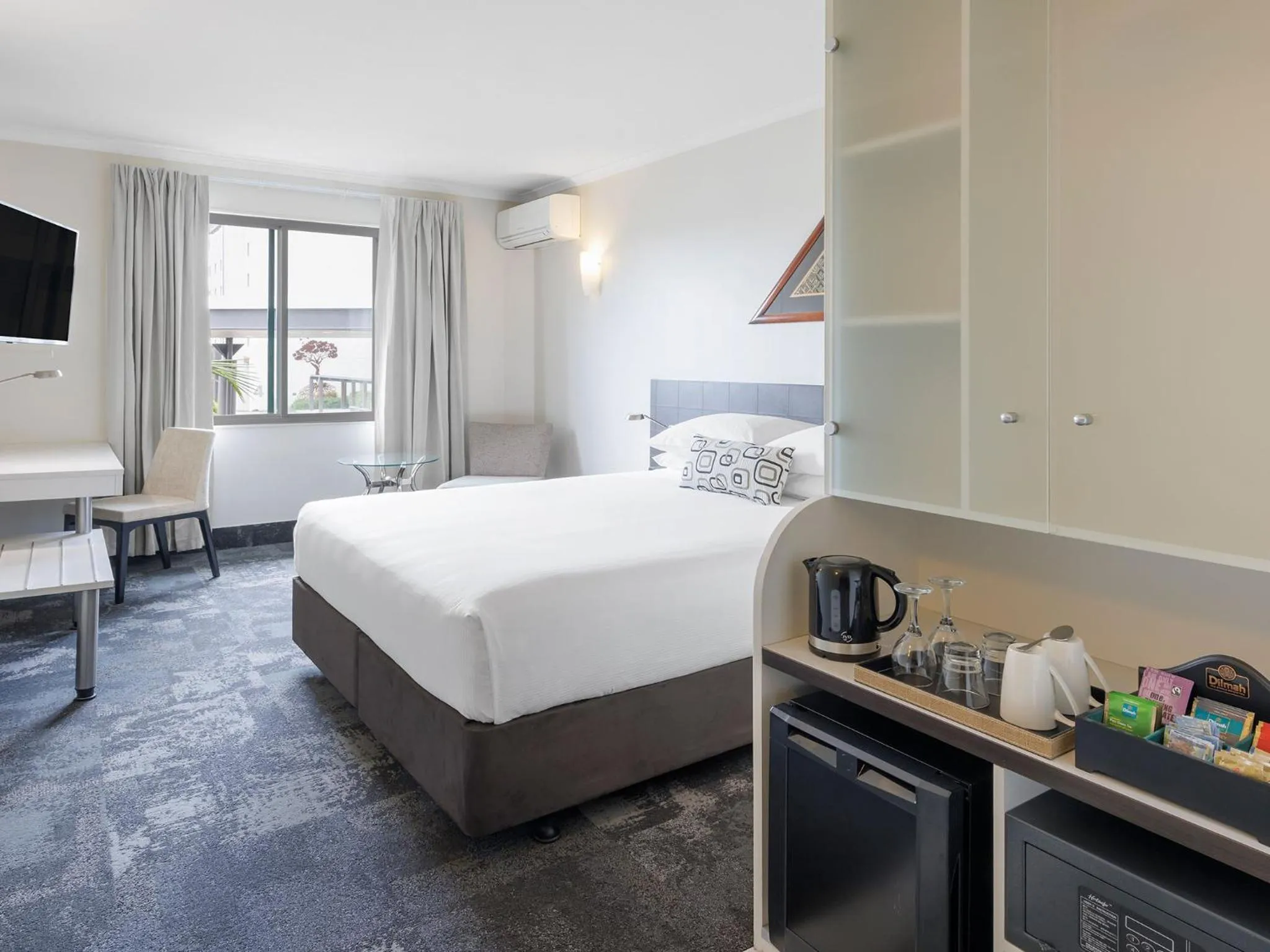 Bed in JetPark Auckland Airport Hotel