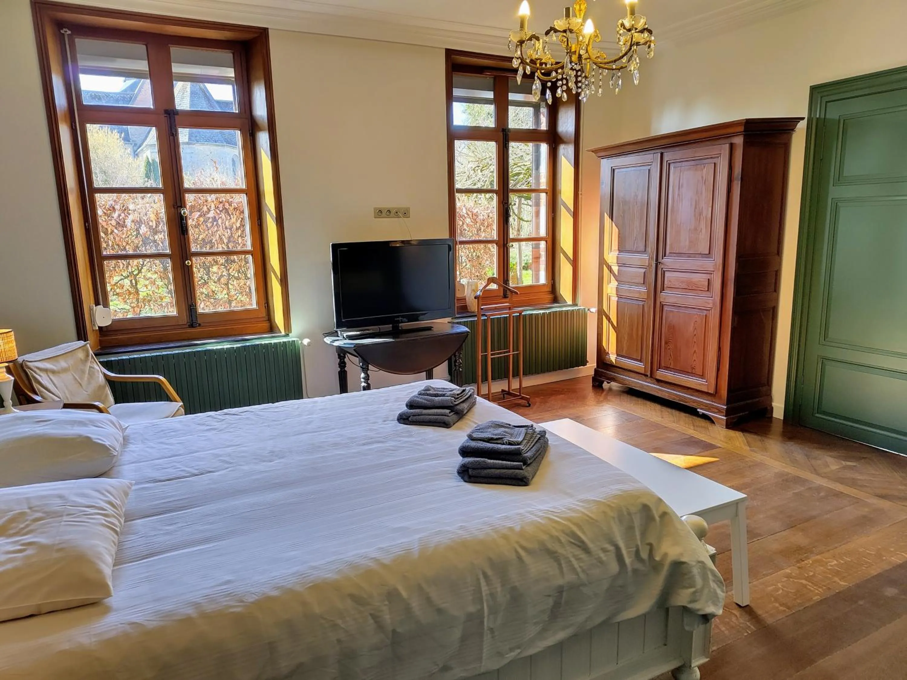 Bedroom, Bed in Aubépine