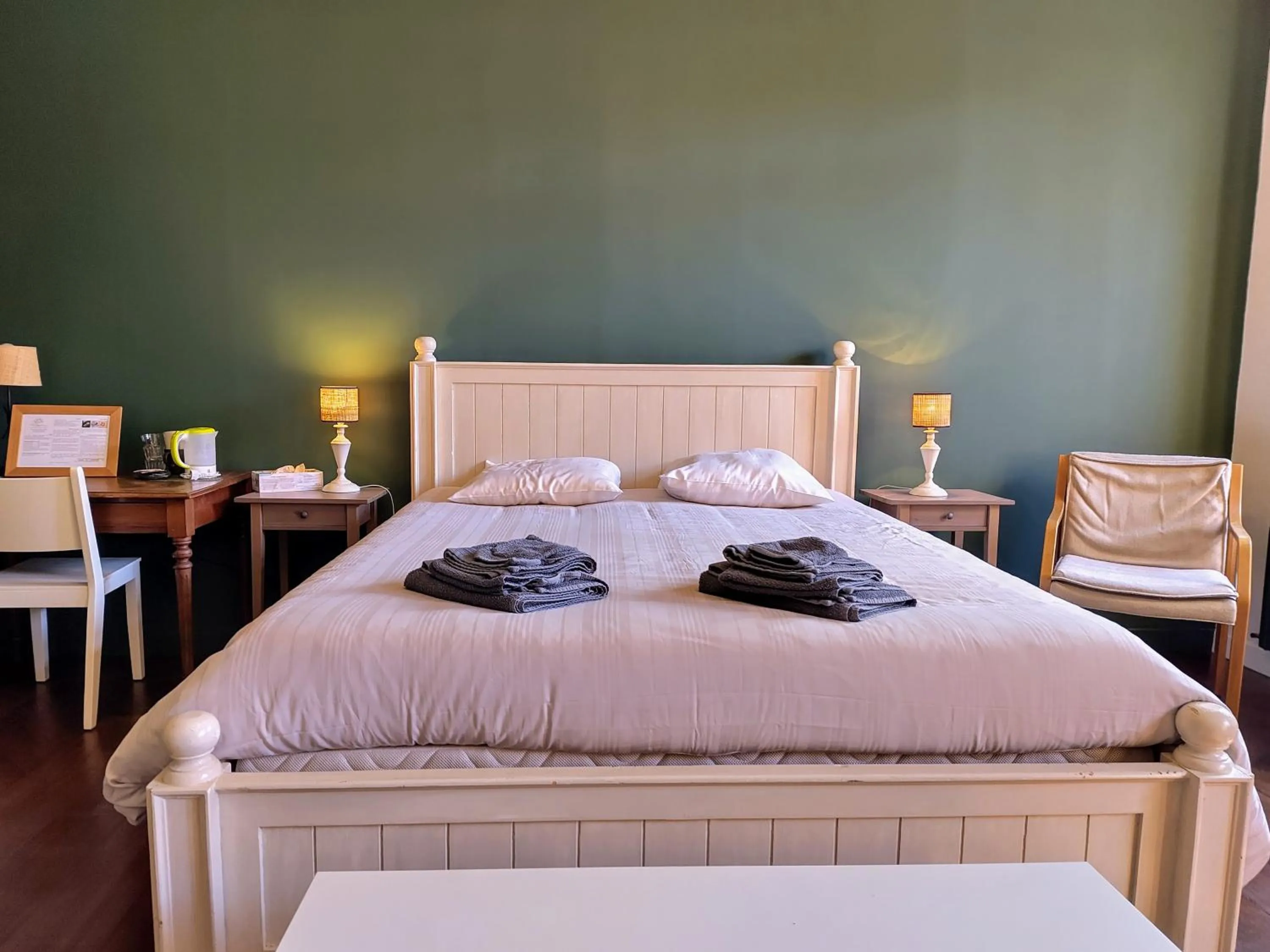 Bedroom, Bed in Aubépine