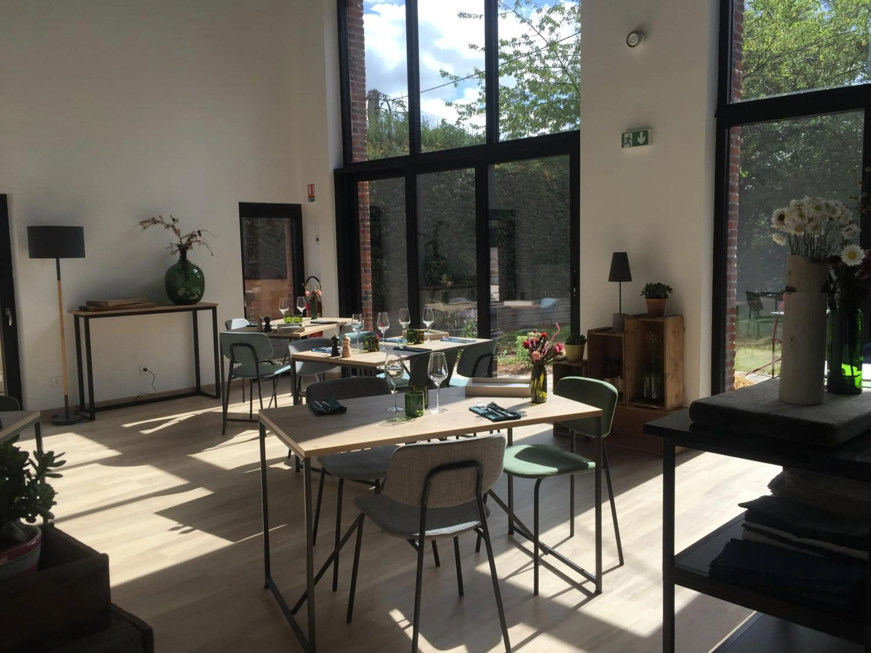 Restaurant/places to eat in Aubépine