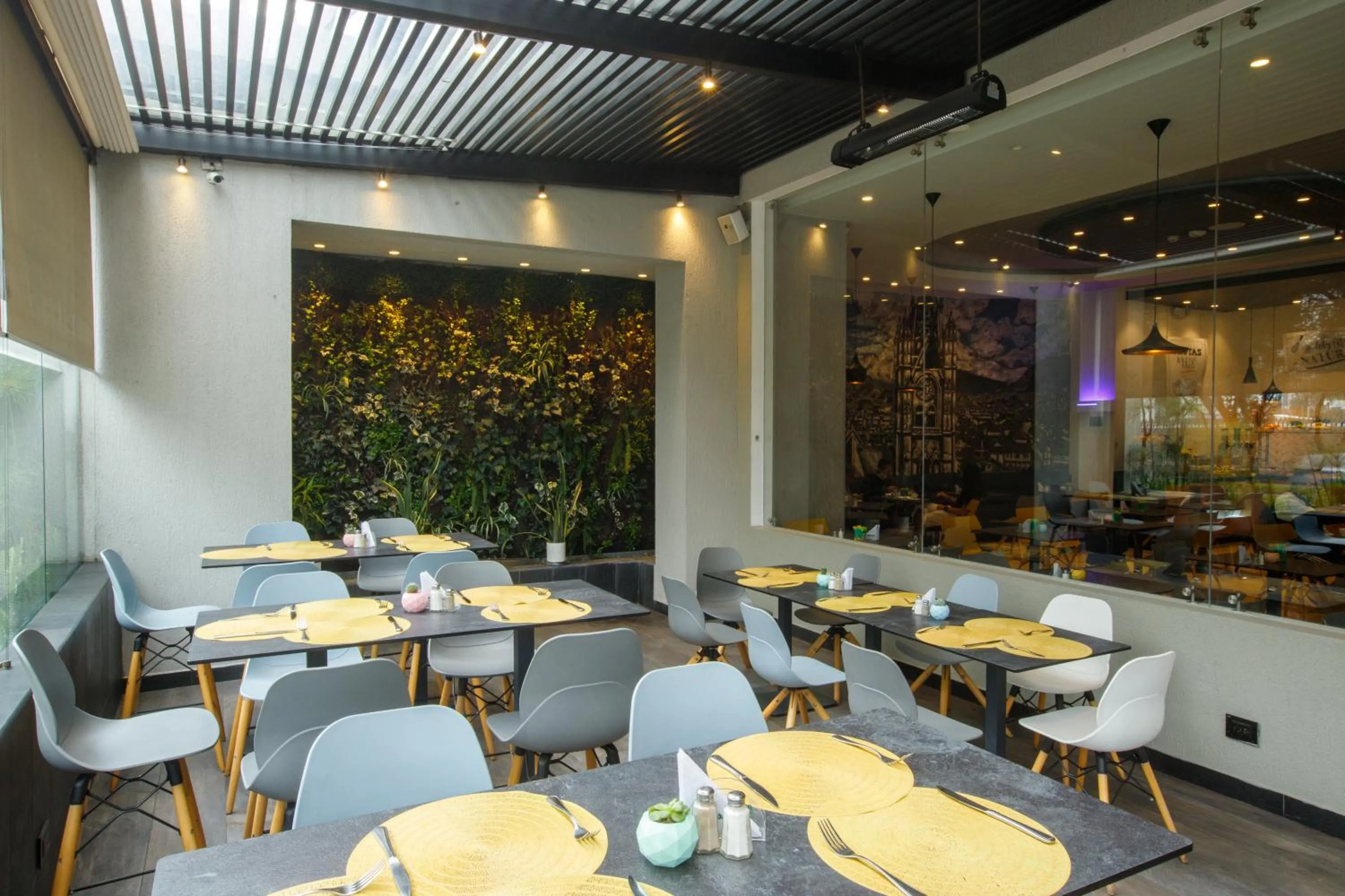 Restaurant/places to eat in ibis Quito