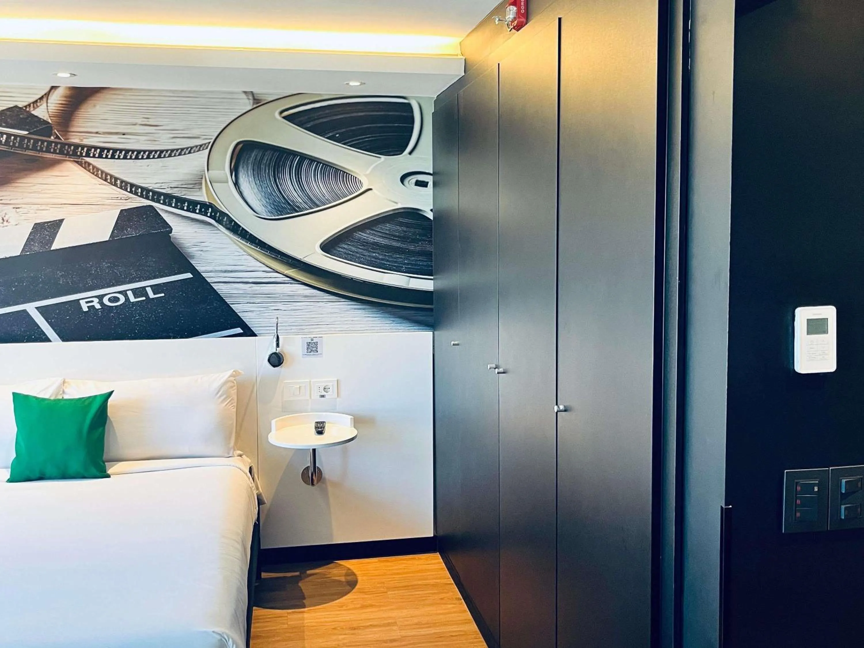 Bedroom, Bed in ibis Styles Montevideo Biarritz