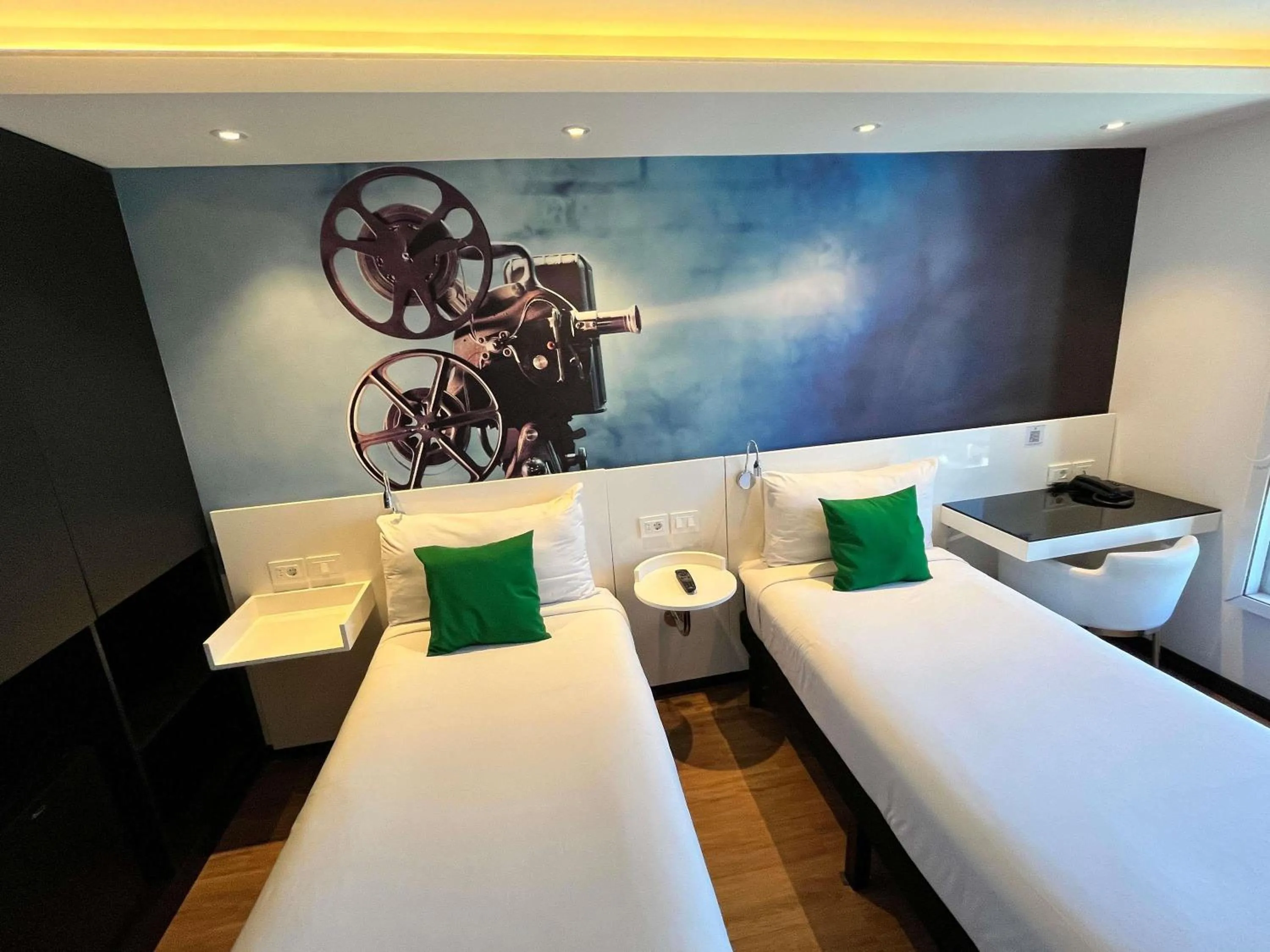 Standard Twin Room in ibis Styles Montevideo Biarritz