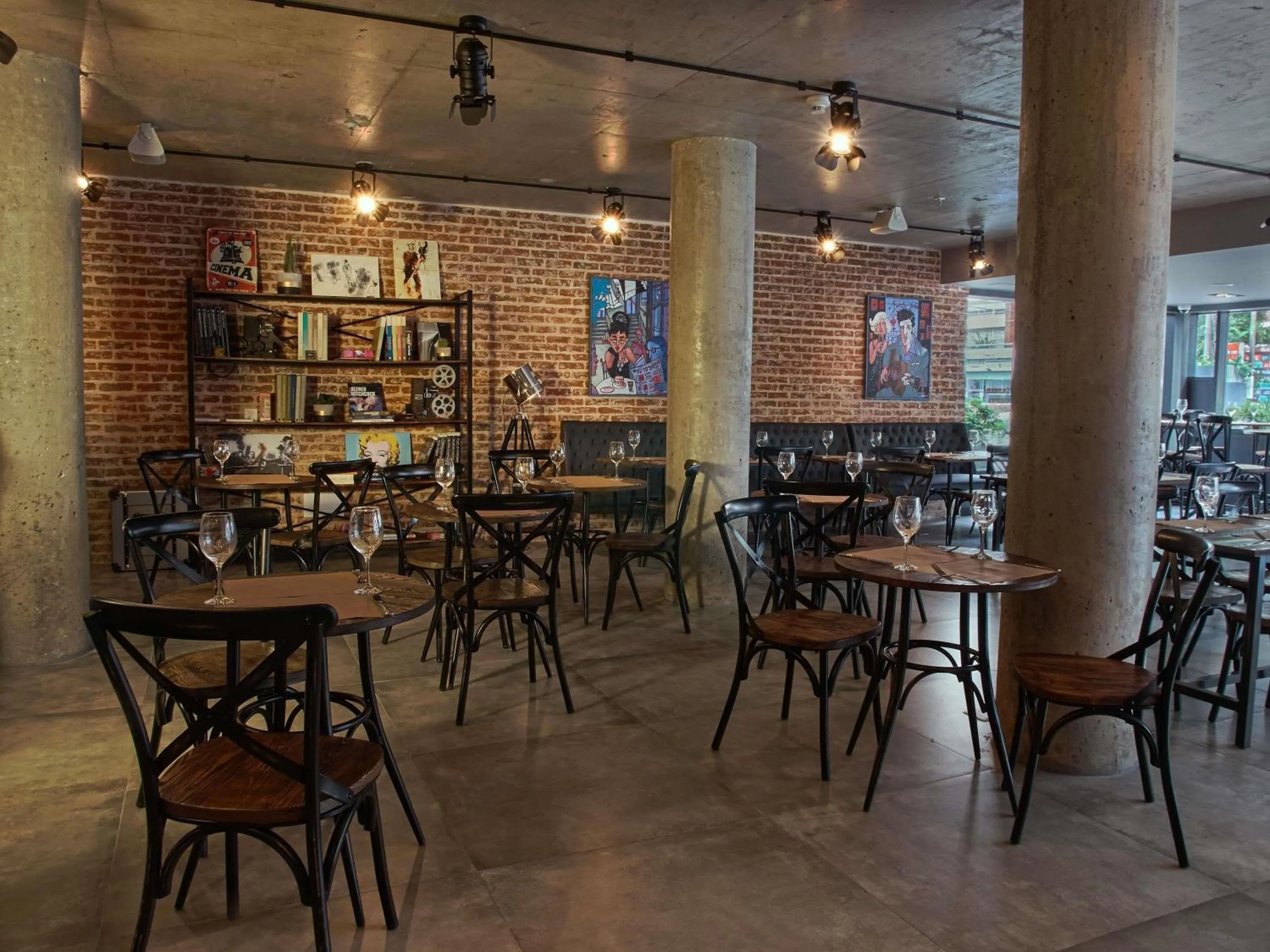 Lounge or bar in ibis Styles Montevideo Biarritz