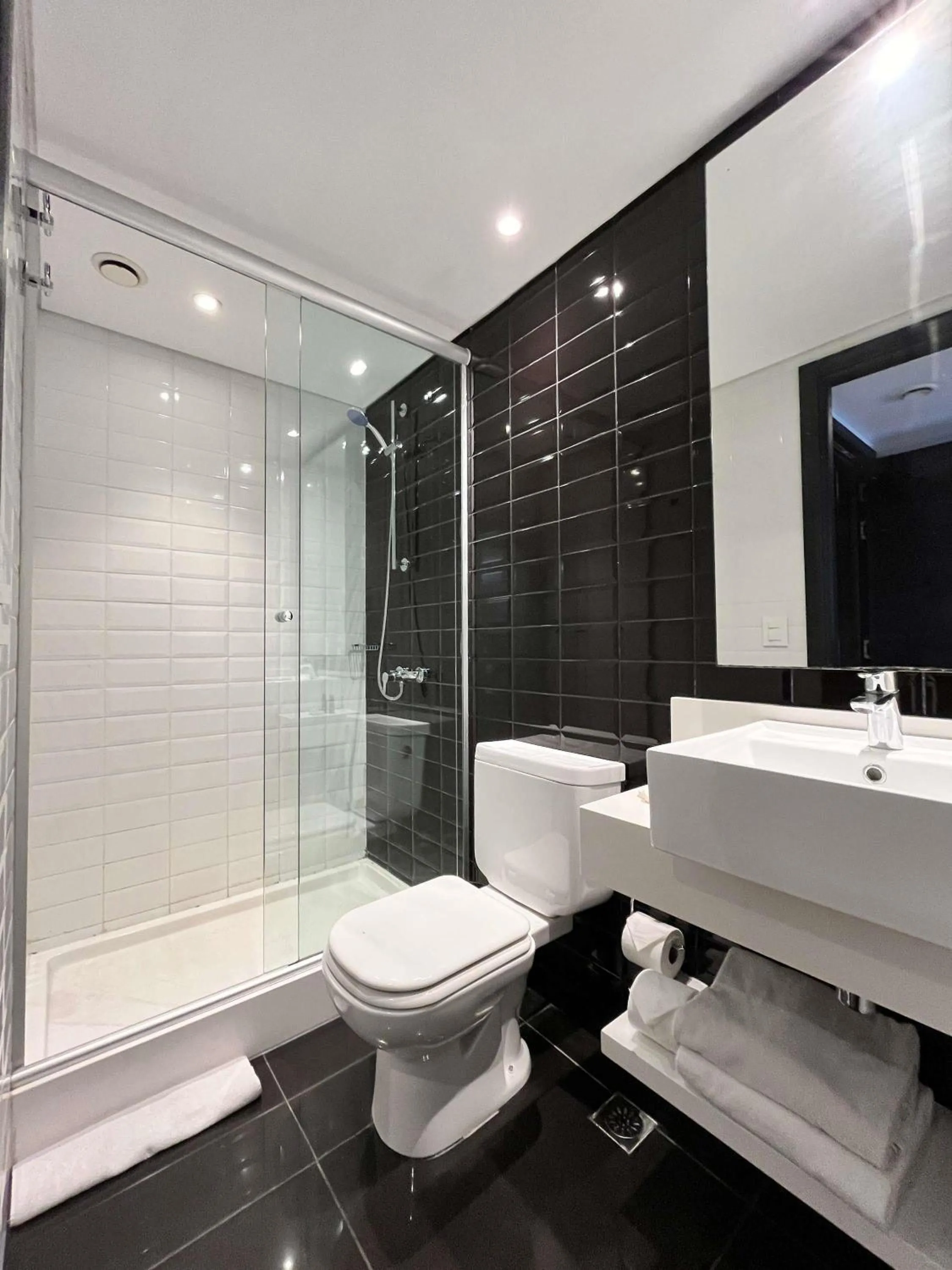 Bedroom in ibis Styles Montevideo Biarritz