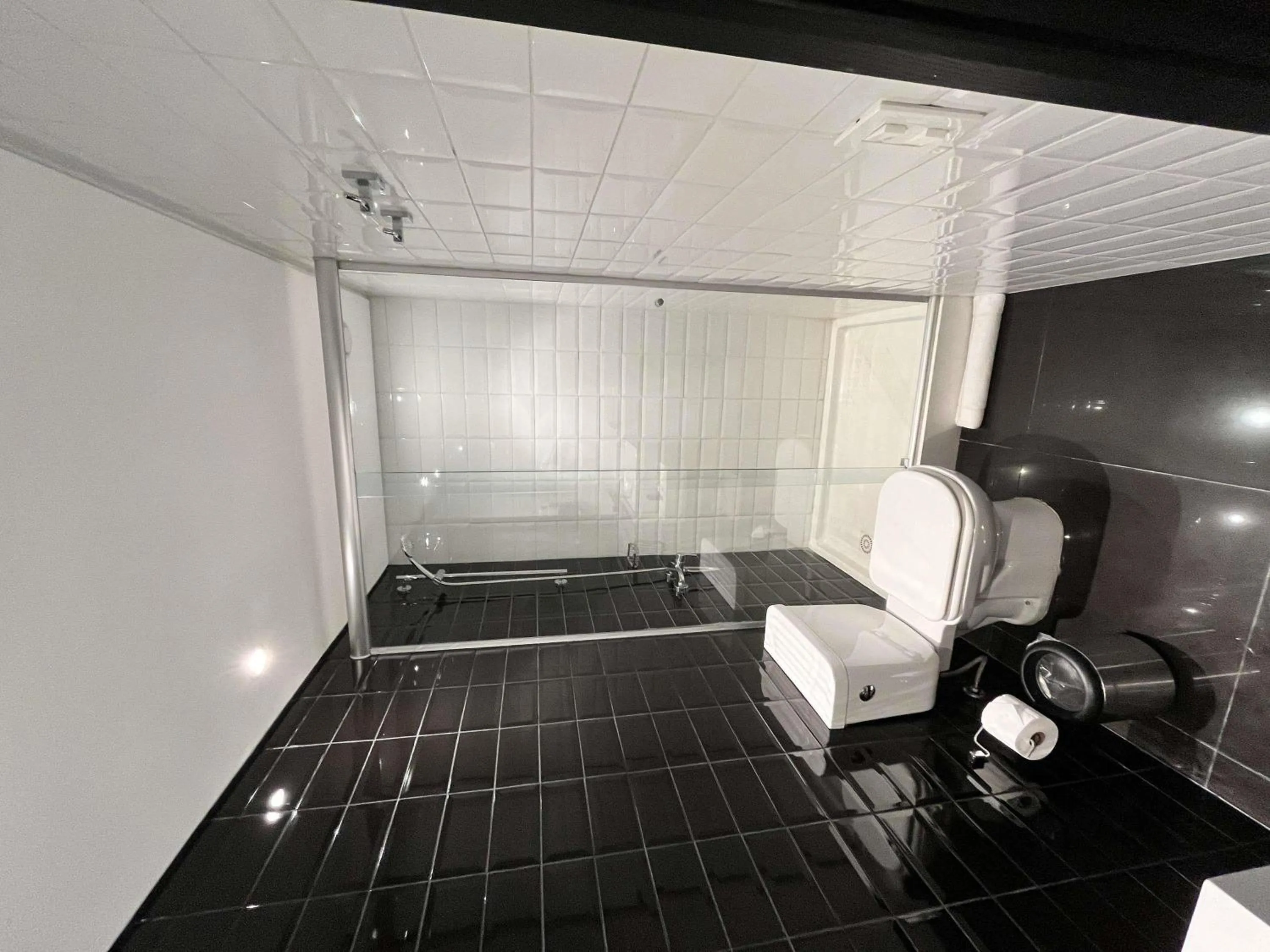 Photo of the whole room in ibis Styles Montevideo Biarritz