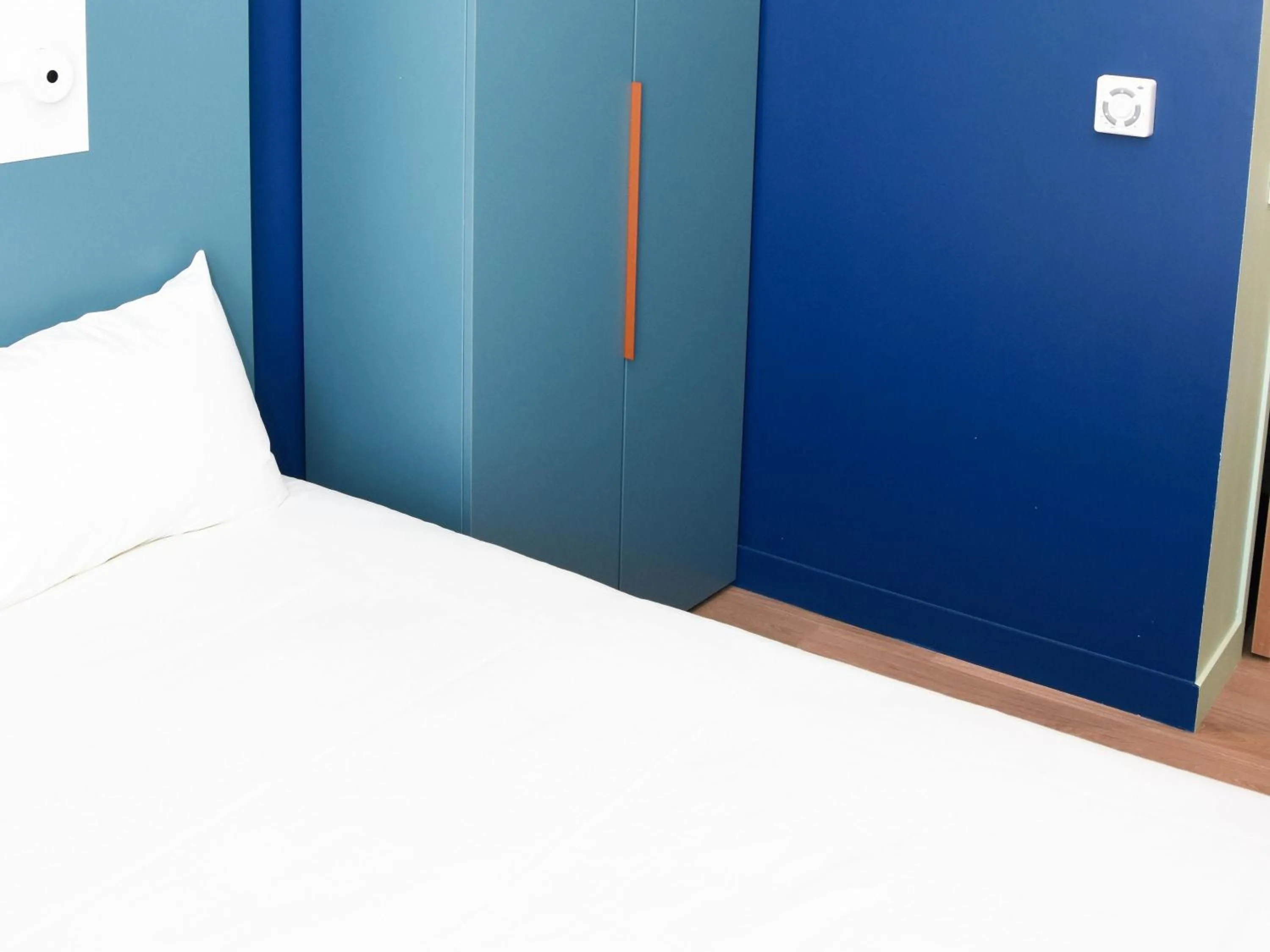 Bedroom, Bed in ibis budget Langres