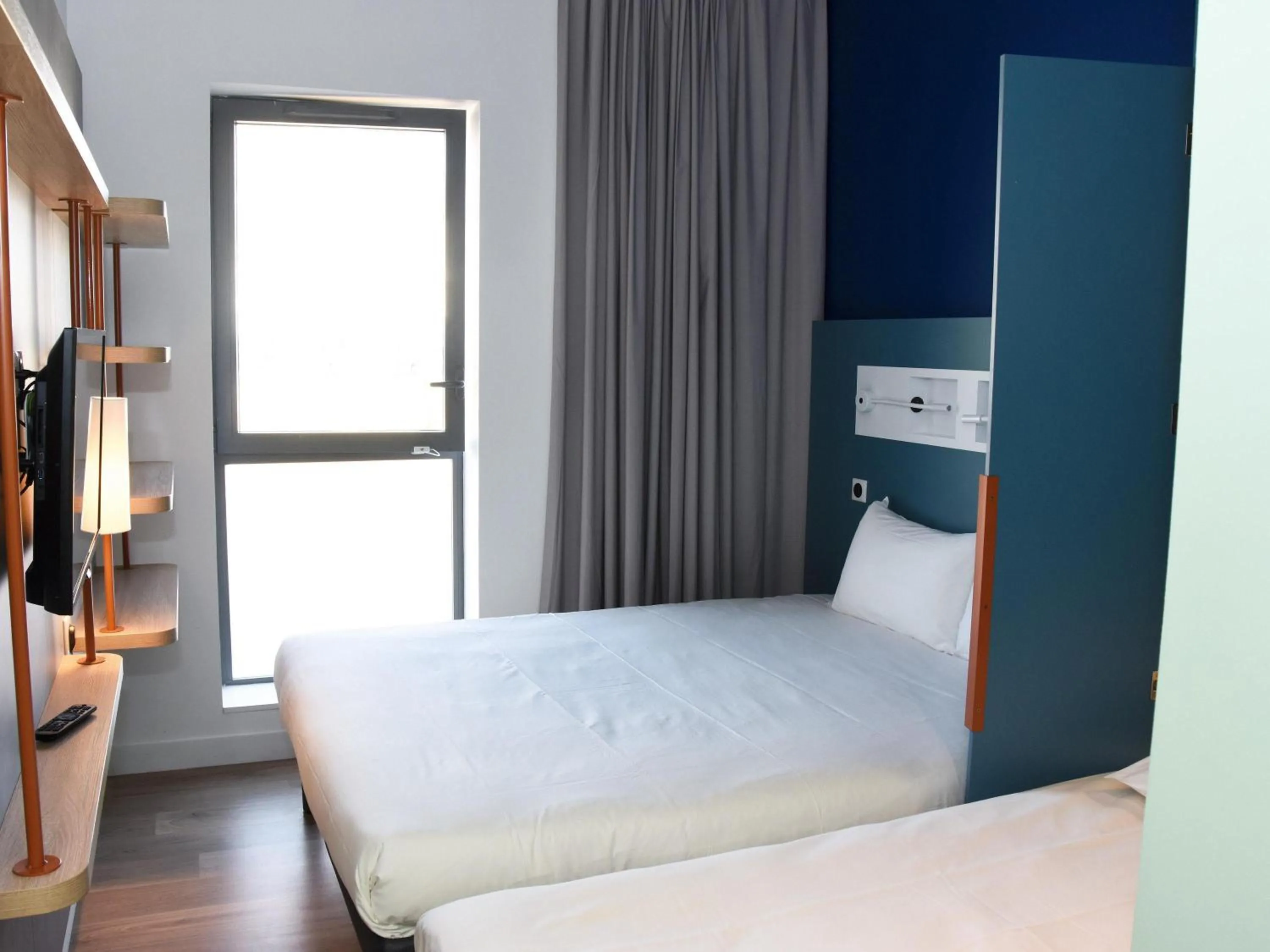 Bedroom, Bed in ibis budget Langres
