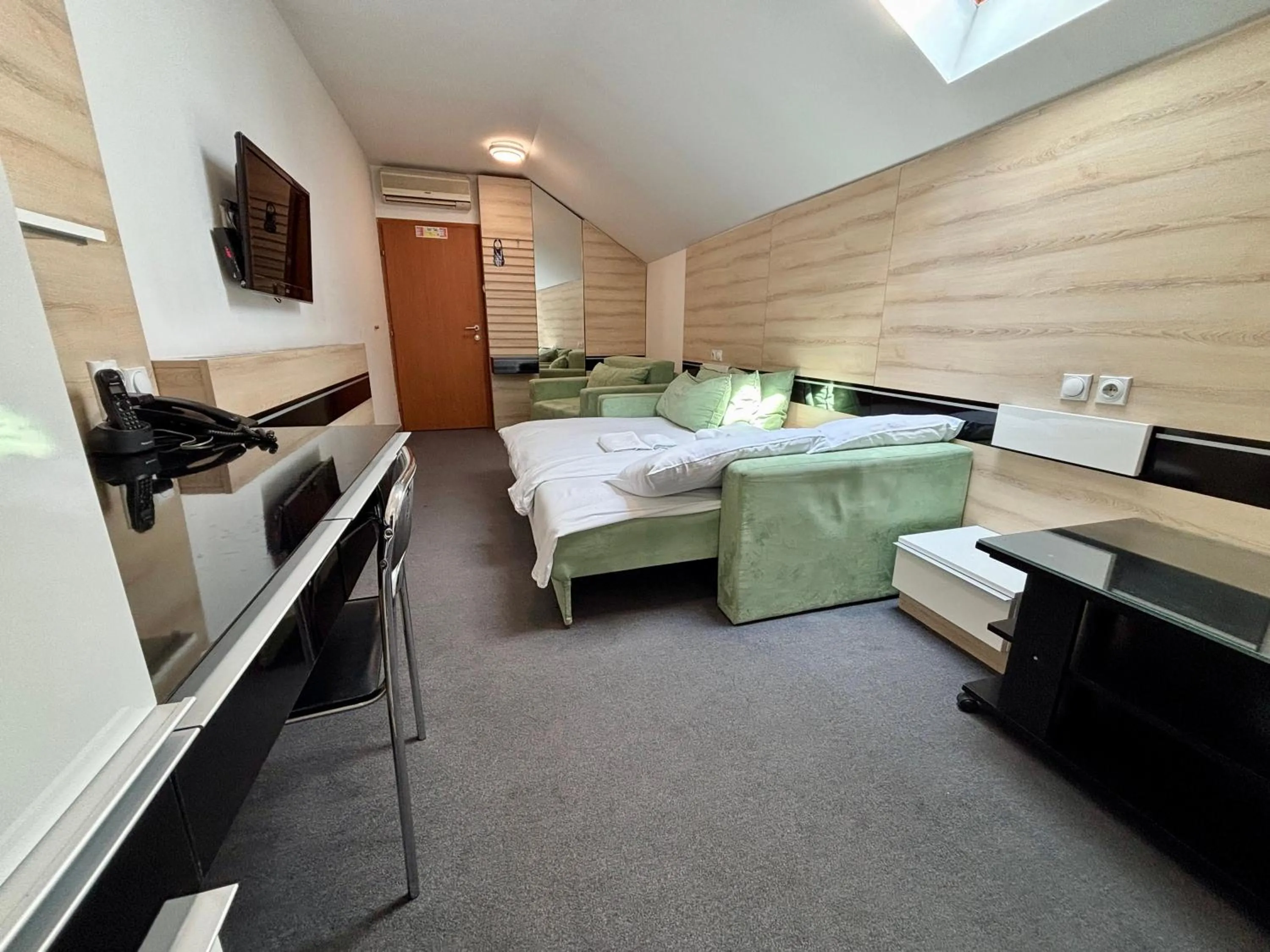 Bed in Garni Hotel Consul