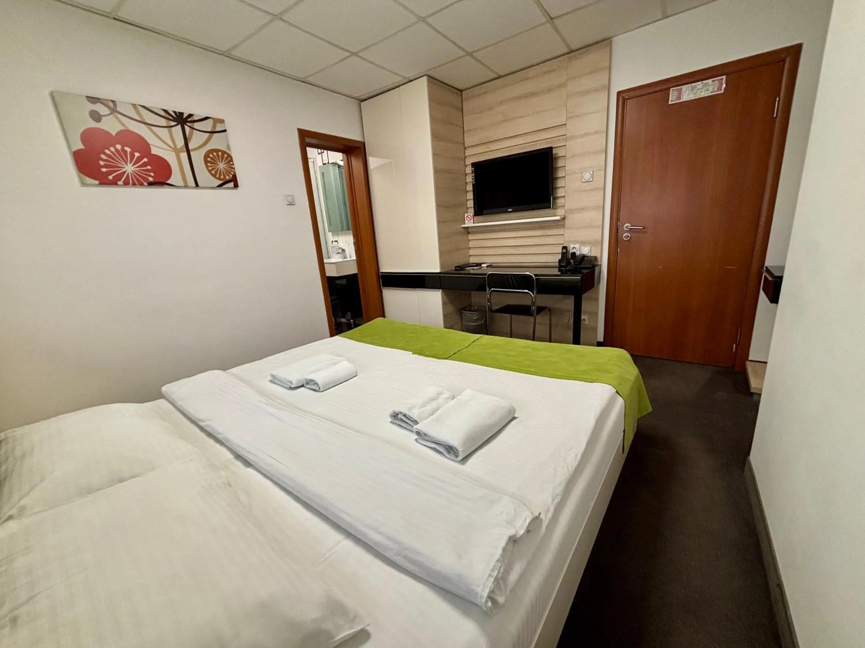 Bed in Garni Hotel Consul