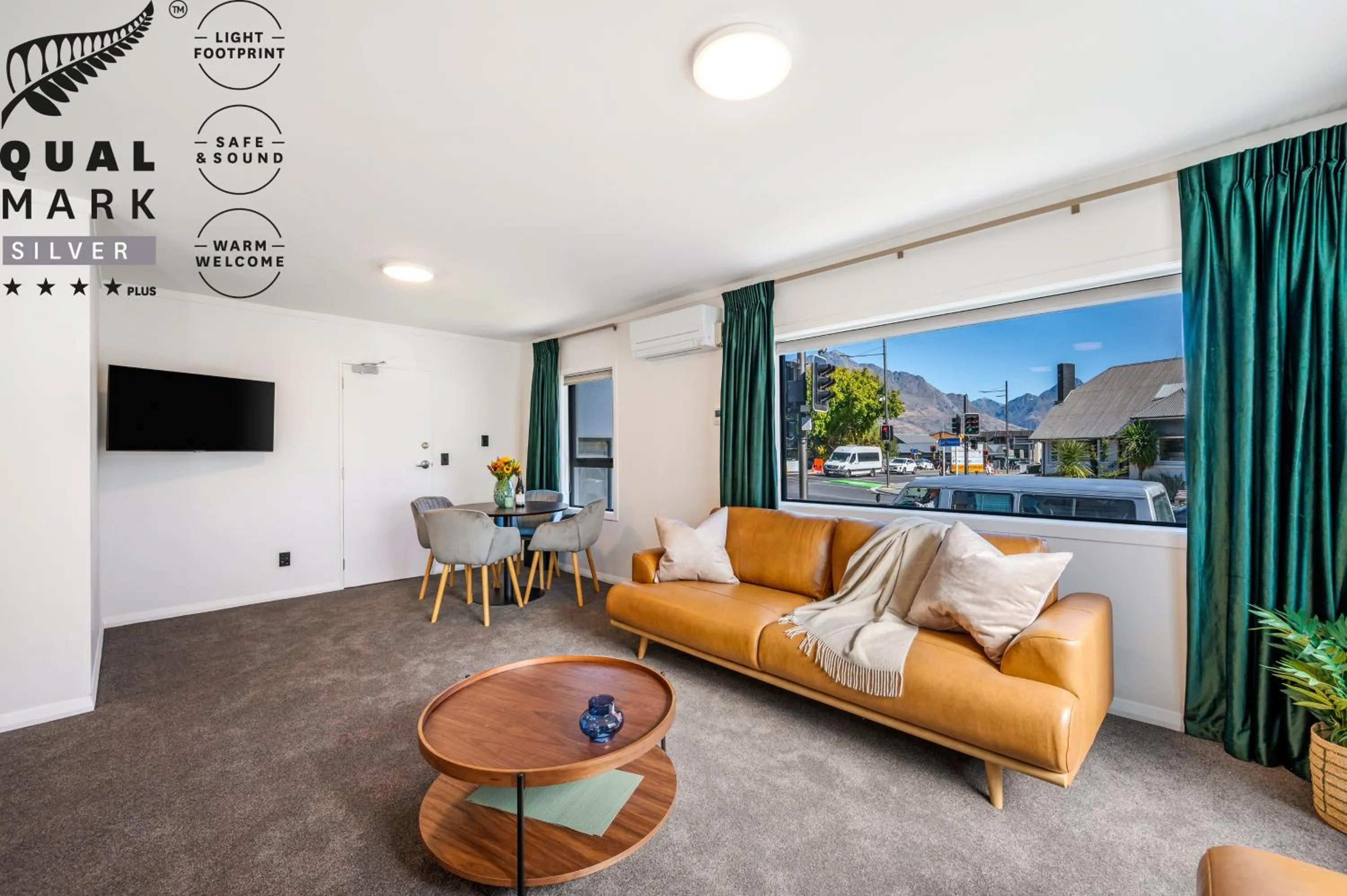 TV and multimedia in Luxe Suites & Apartments