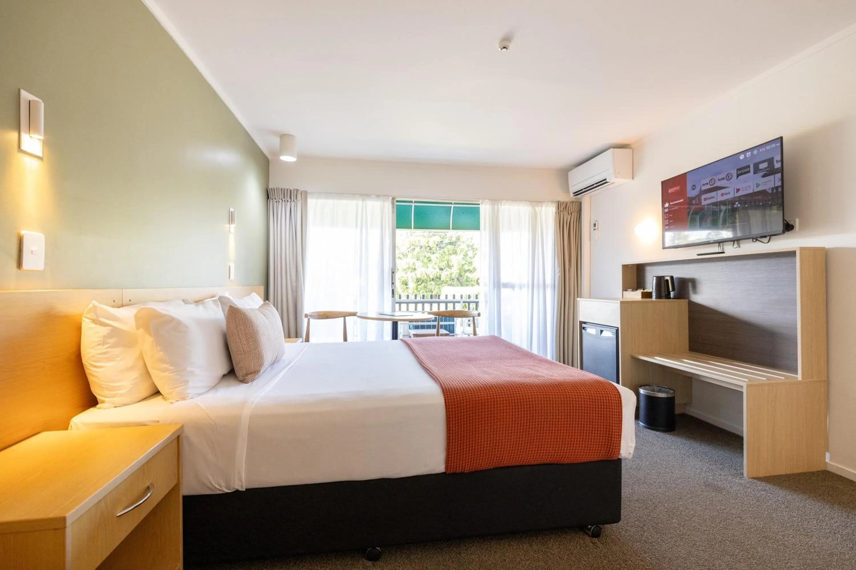 Bed in Auckland Rose Park Hotel